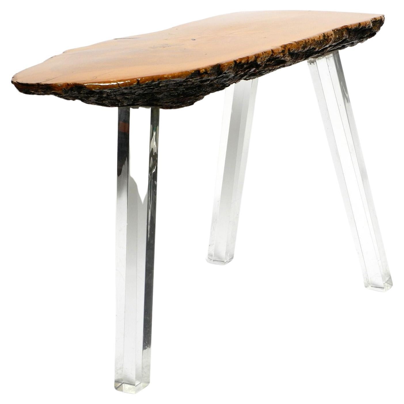 Table basse d'appoint Regency des années 70 fabriquée à partir d'une tranche d'arbre épaisse et de pieds en plexiglas