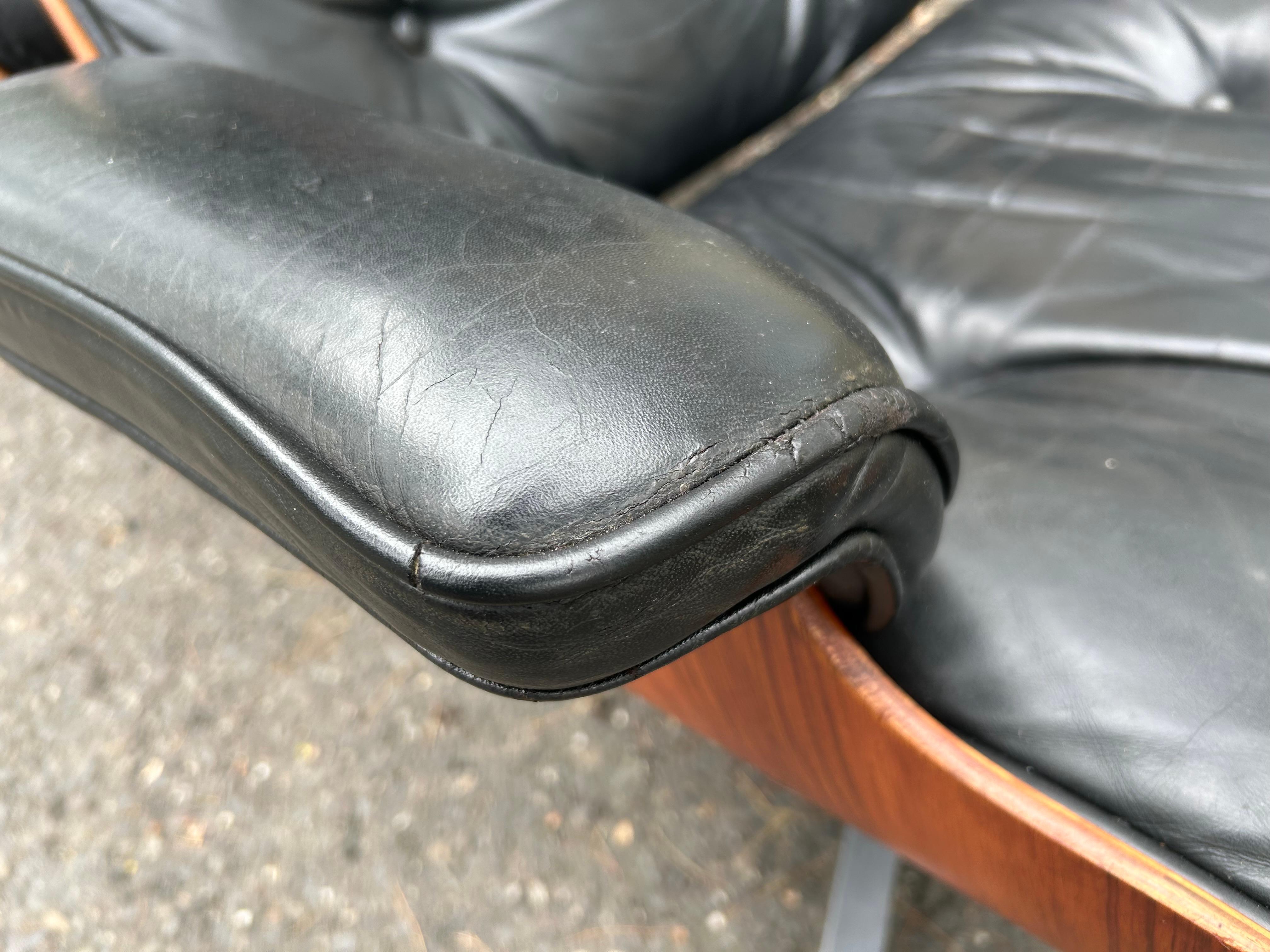 Mid-Century Modern 70's Rosewood Eames Lounge Chair & Ottoman For Herman Miller For Sale