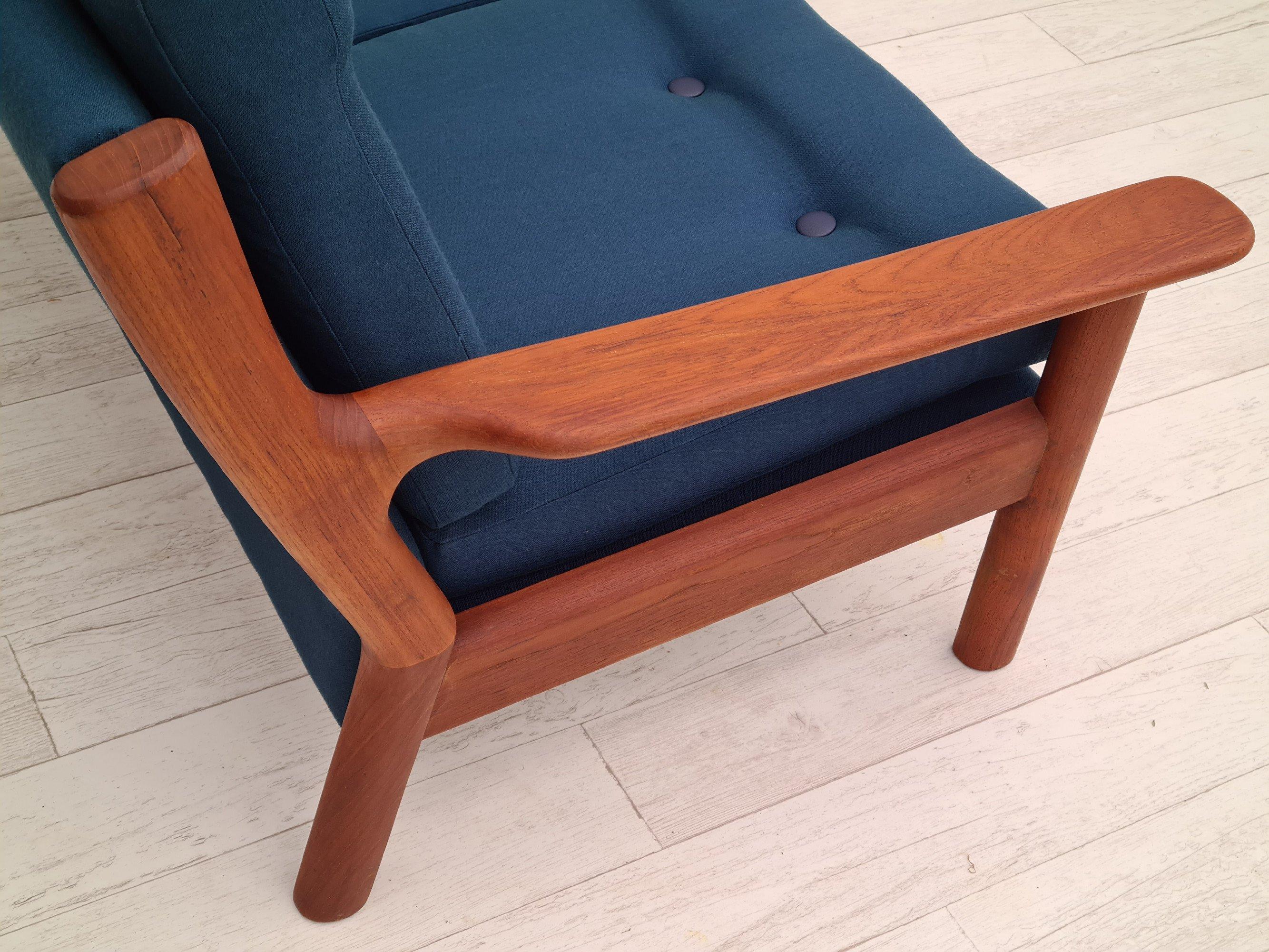 Completely renovated-reupholstered 2 pers. sofa. Scandinavian design. Made in about 1970-75. Armrest / legs of solid teak. Quality navy blue furniture wool fabric, art leather blue buttons. Brand new upholstery, brand new seat cushion. Reupholstered