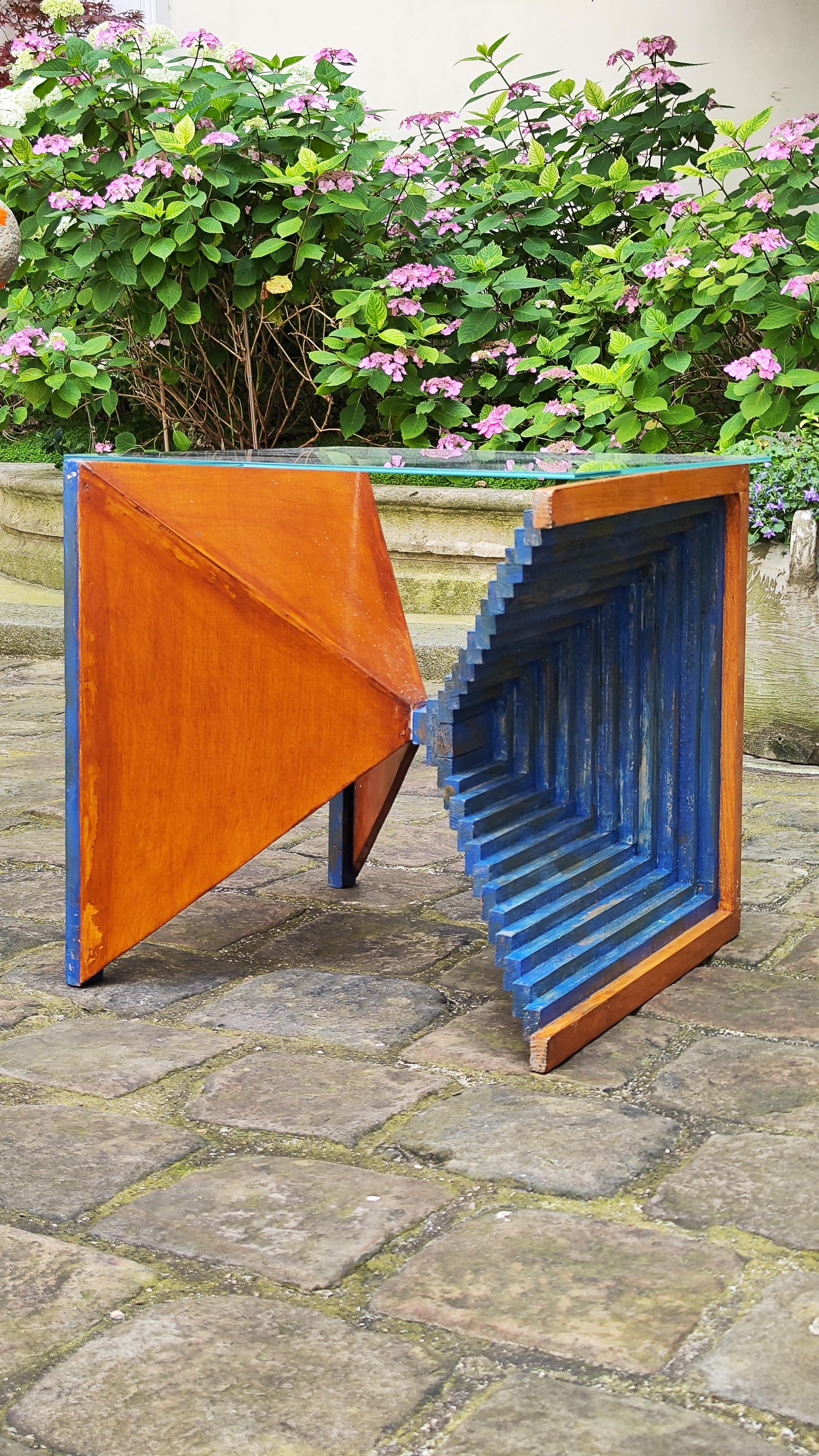 Cette table basse est une pièce de design unique.
.
Table basse en bois sculpté des années 50 - brutaliste et minimaliste.
.
France - 1950.
.
En se concentrant sur la tridimensionnalité des élévations de certaines architectures, le designer a voulu