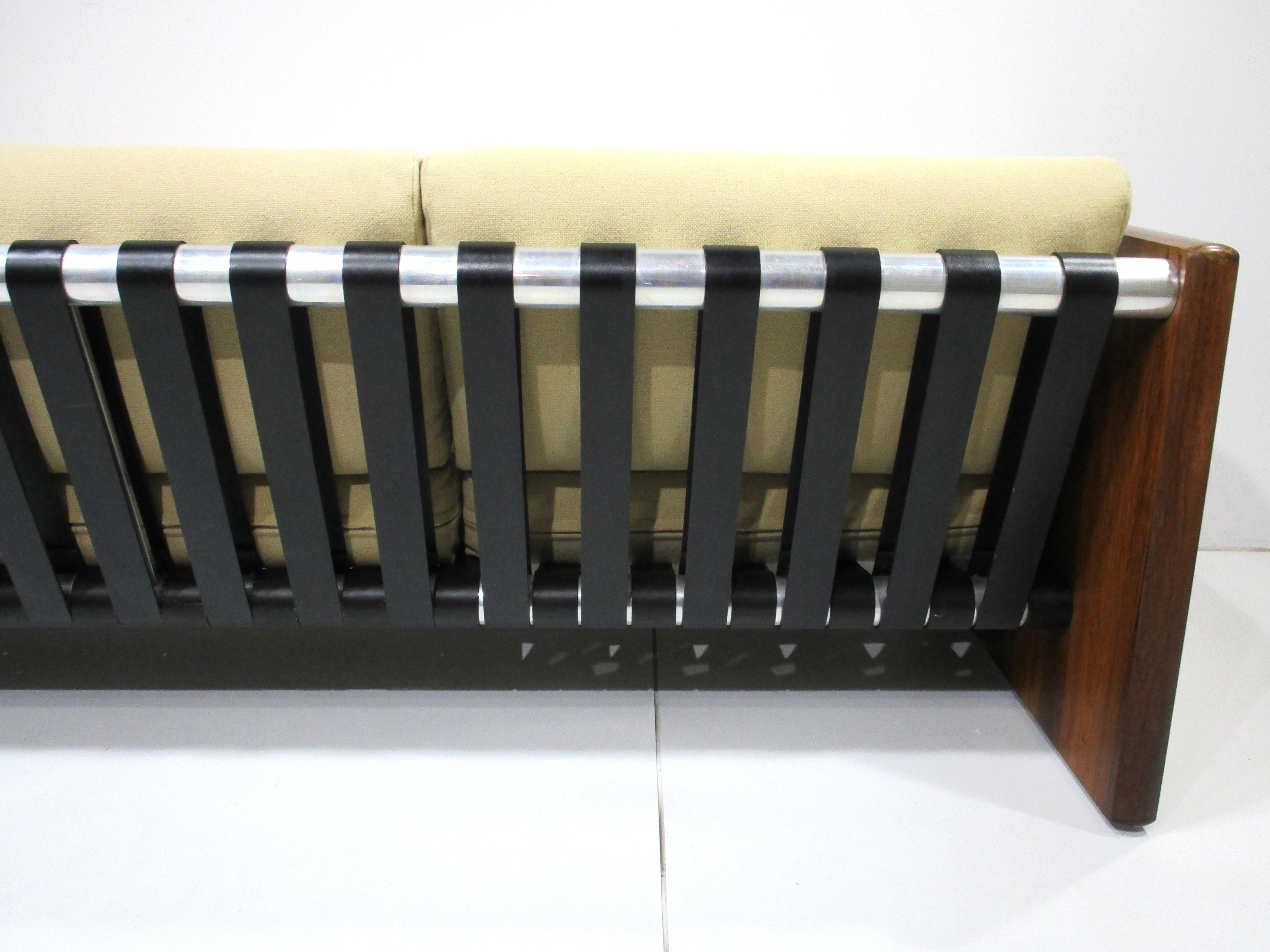 Divano Selig degli anni '70 in palissandro imbottito e con cinghie in pelle in vendita 3