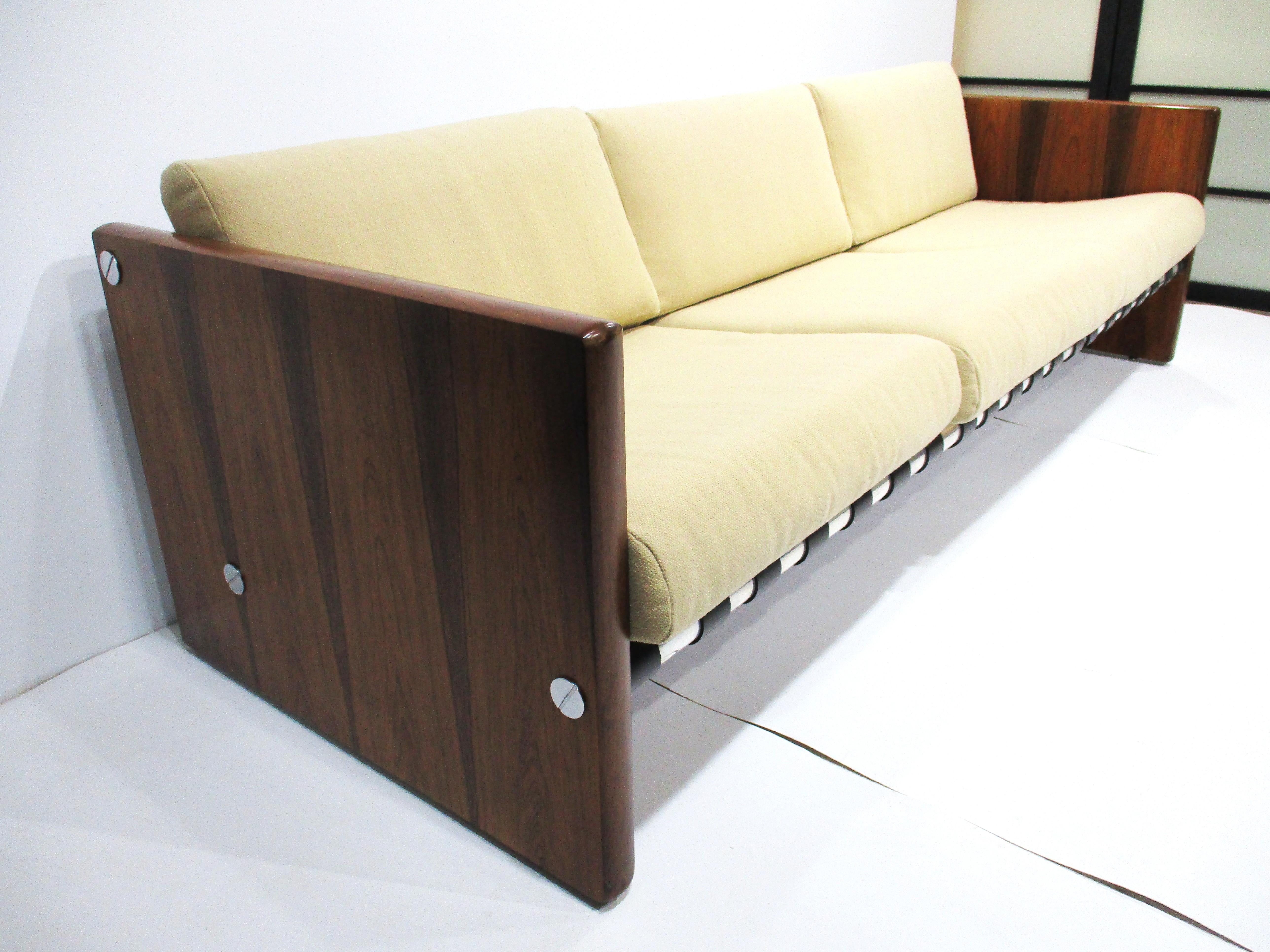 Mid-Century moderno Divano Selig degli anni '70 in palissandro imbottito e con cinghie in pelle in vendita