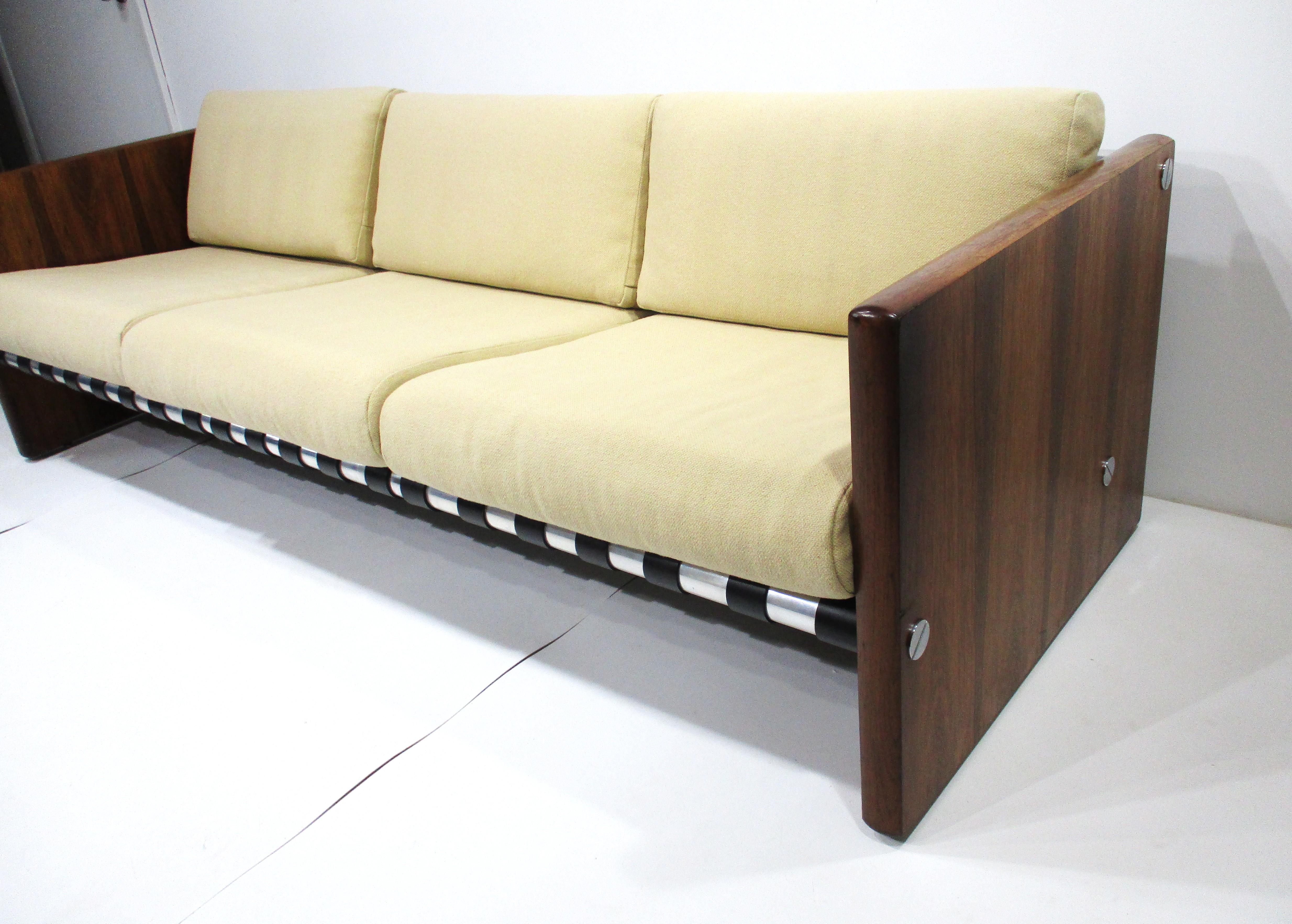 Americano Divano Selig degli anni '70 in palissandro imbottito e con cinghie in pelle in vendita