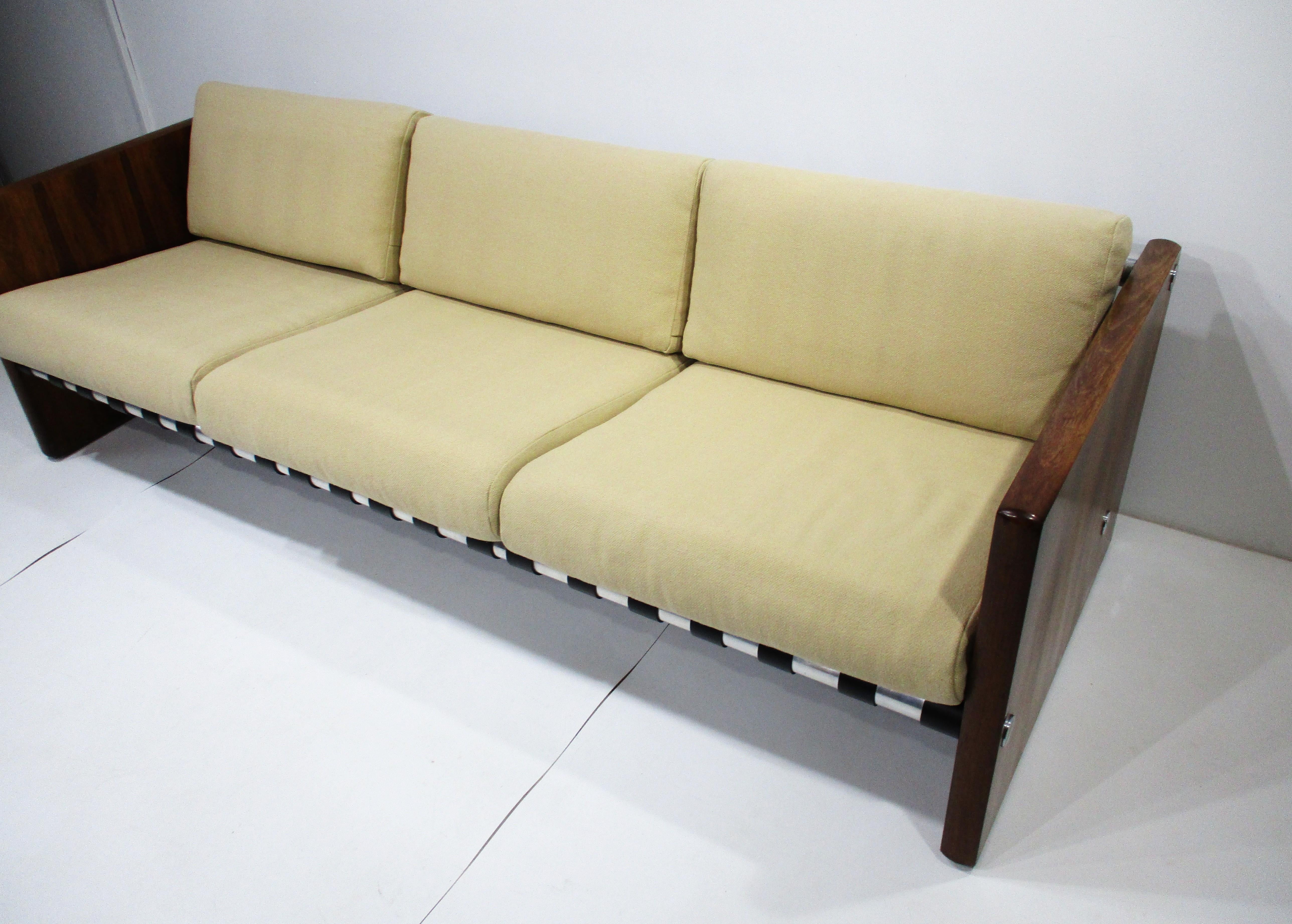 Divano Selig degli anni '70 in palissandro imbottito e con cinghie in pelle In condizioni buone in vendita a Cincinnati, OH