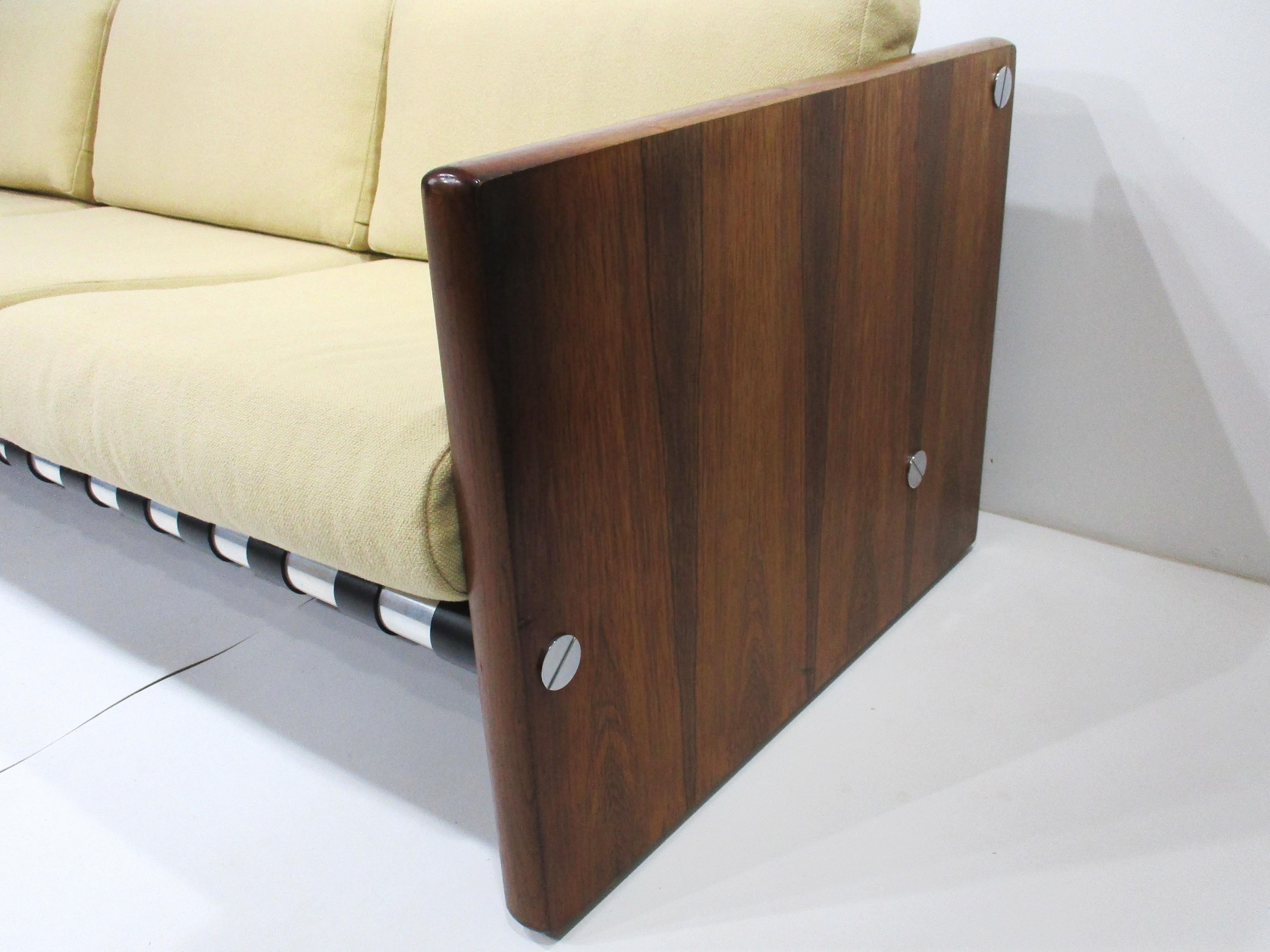XX secolo Divano Selig degli anni '70 in palissandro imbottito e con cinghie in pelle in vendita