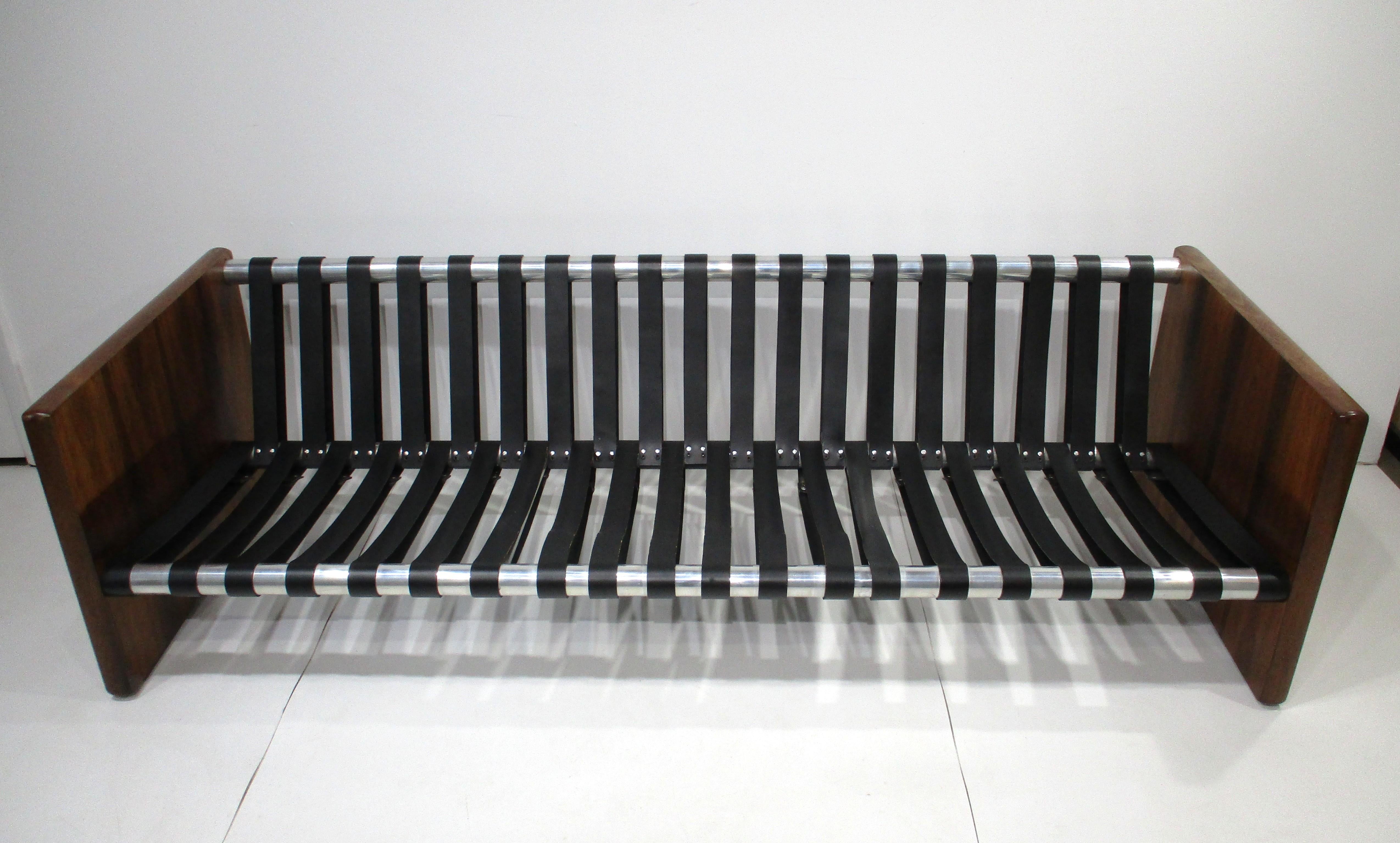 Alluminio Divano Selig degli anni '70 in palissandro imbottito e con cinghie in pelle in vendita