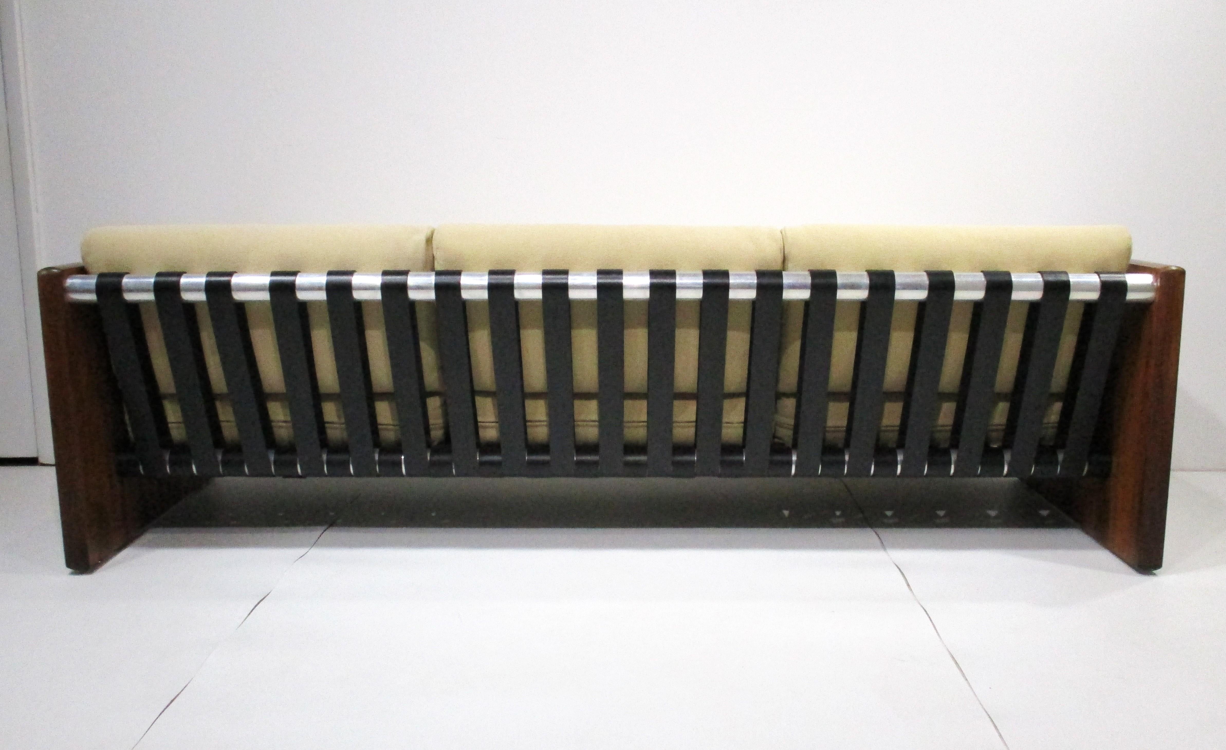 Divano Selig degli anni '70 in palissandro imbottito e con cinghie in pelle in vendita 1