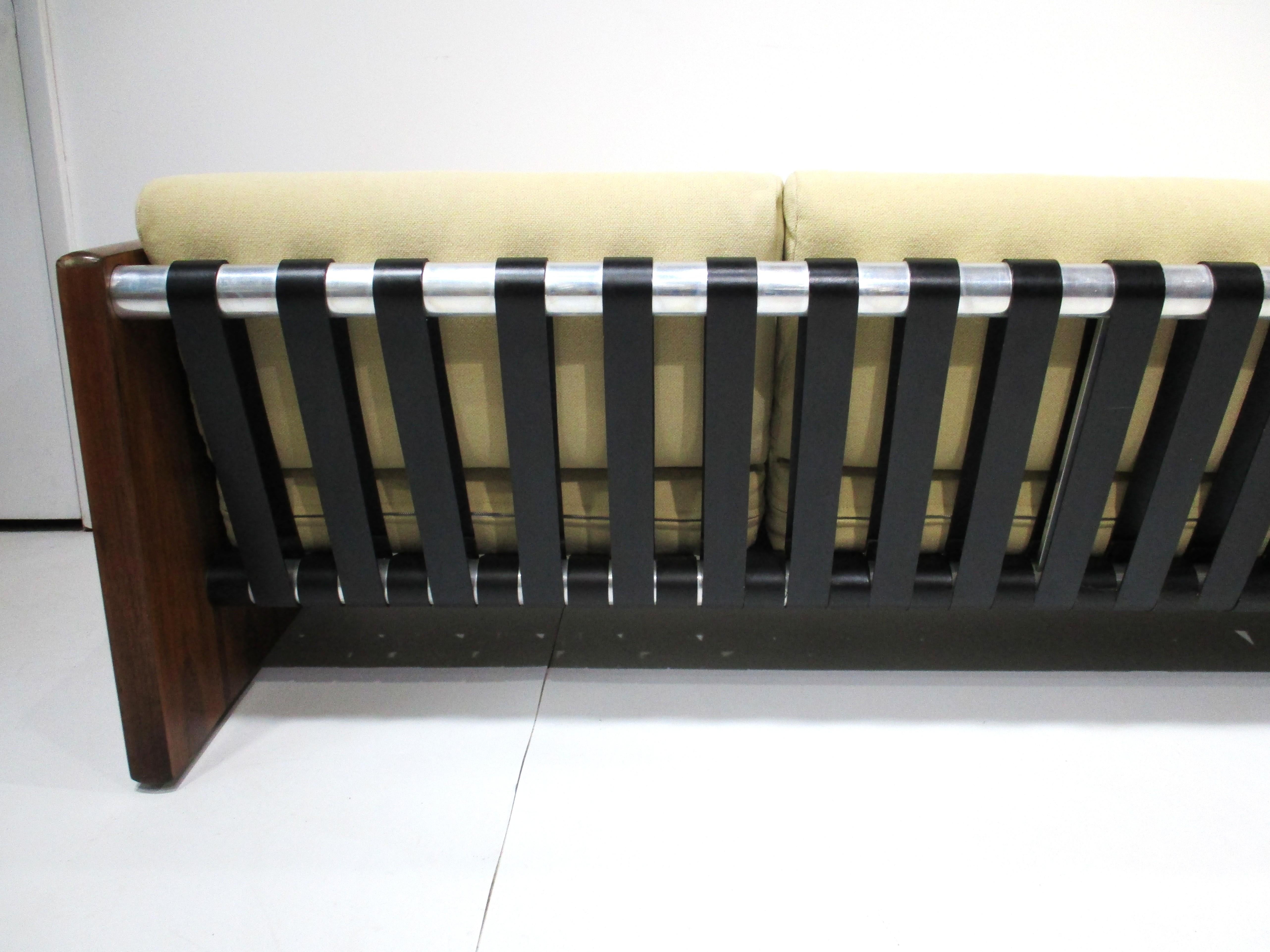 Divano Selig degli anni '70 in palissandro imbottito e con cinghie in pelle in vendita 2