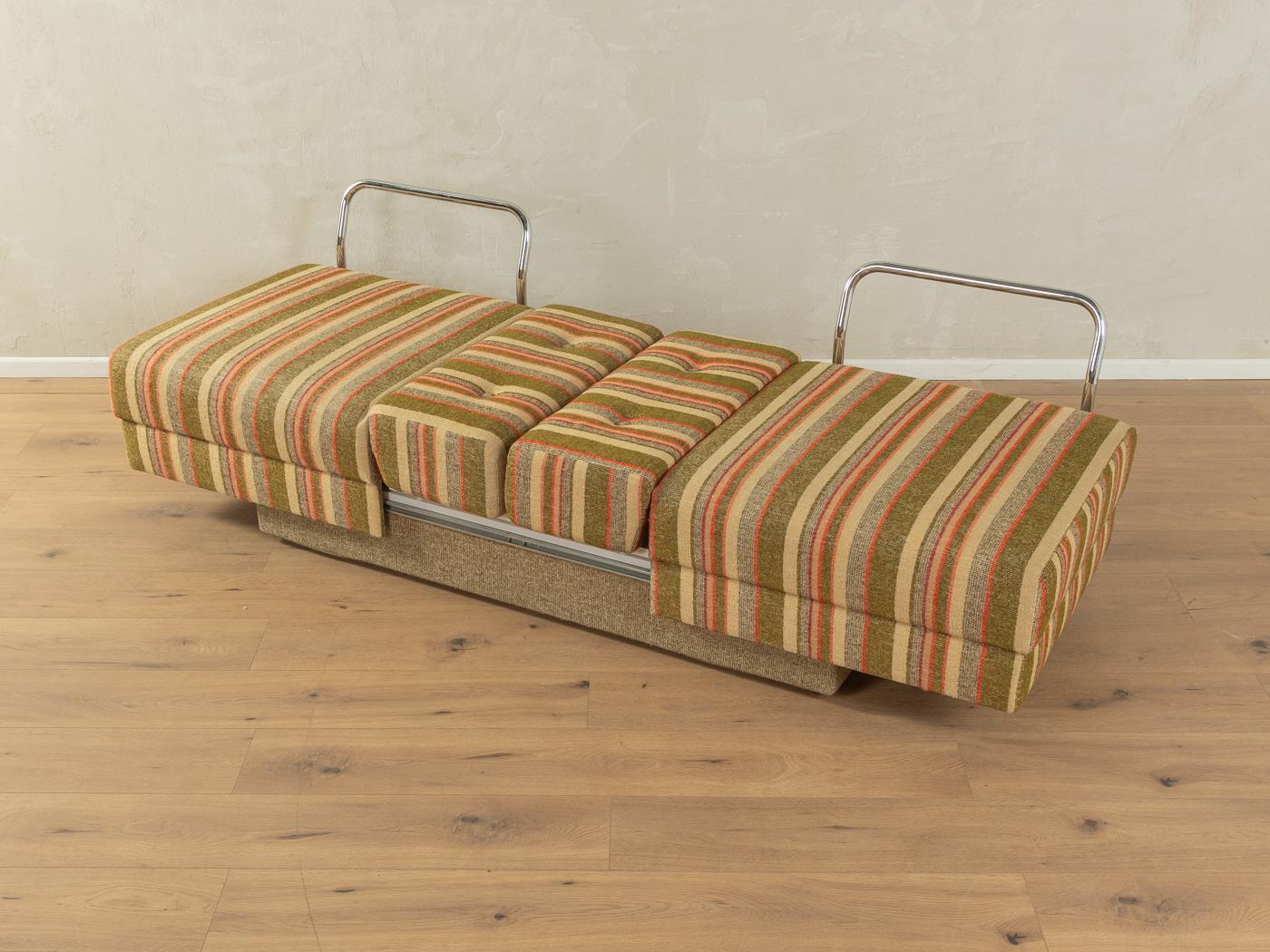 70er Jahre Sofa mit Tisch, Tagesbett, Bank (Deutsch) im Angebot