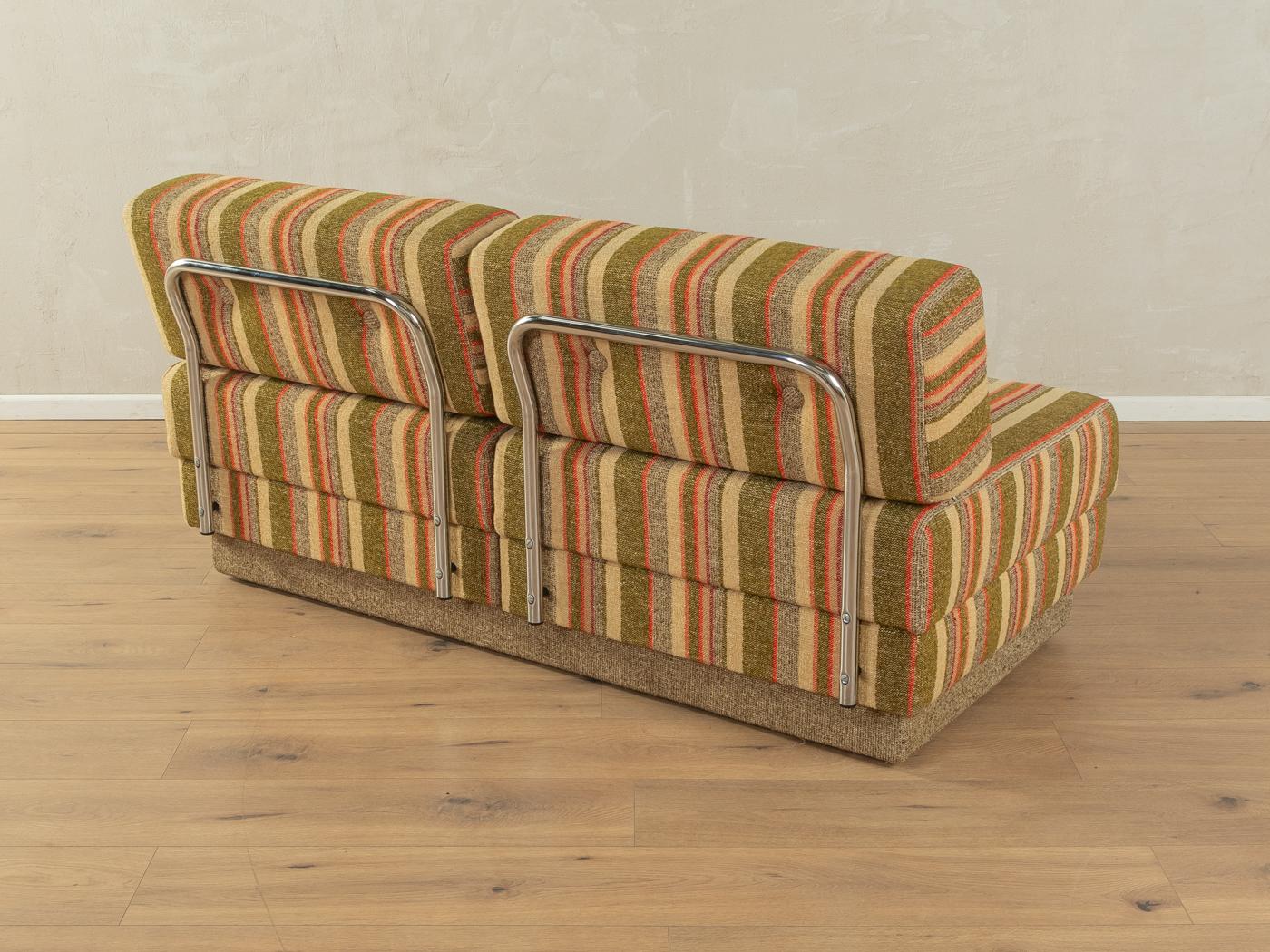 70er Jahre Sofa mit Tisch, Tagesbett, Bank (Ende des 20. Jahrhunderts) im Angebot