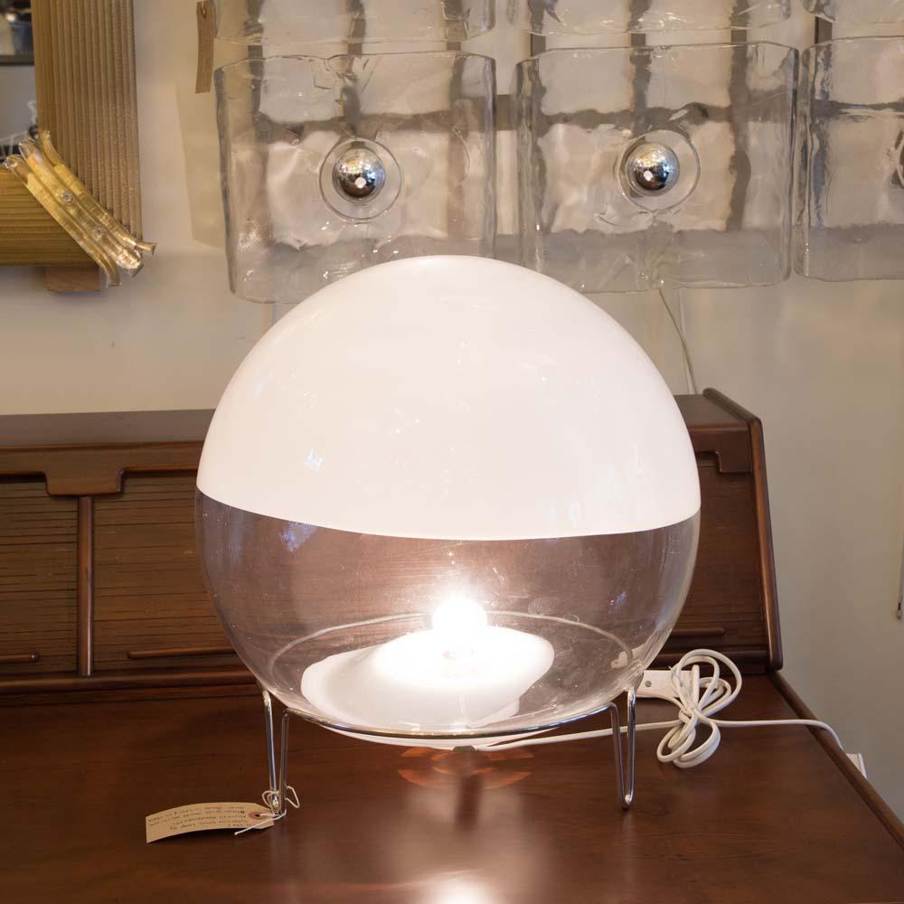 Lampe de l'ère spatiale avec abat-jour en verre soufflé blanc et transparent Mangiarotti, design italien Bon état - En vente à London, GB