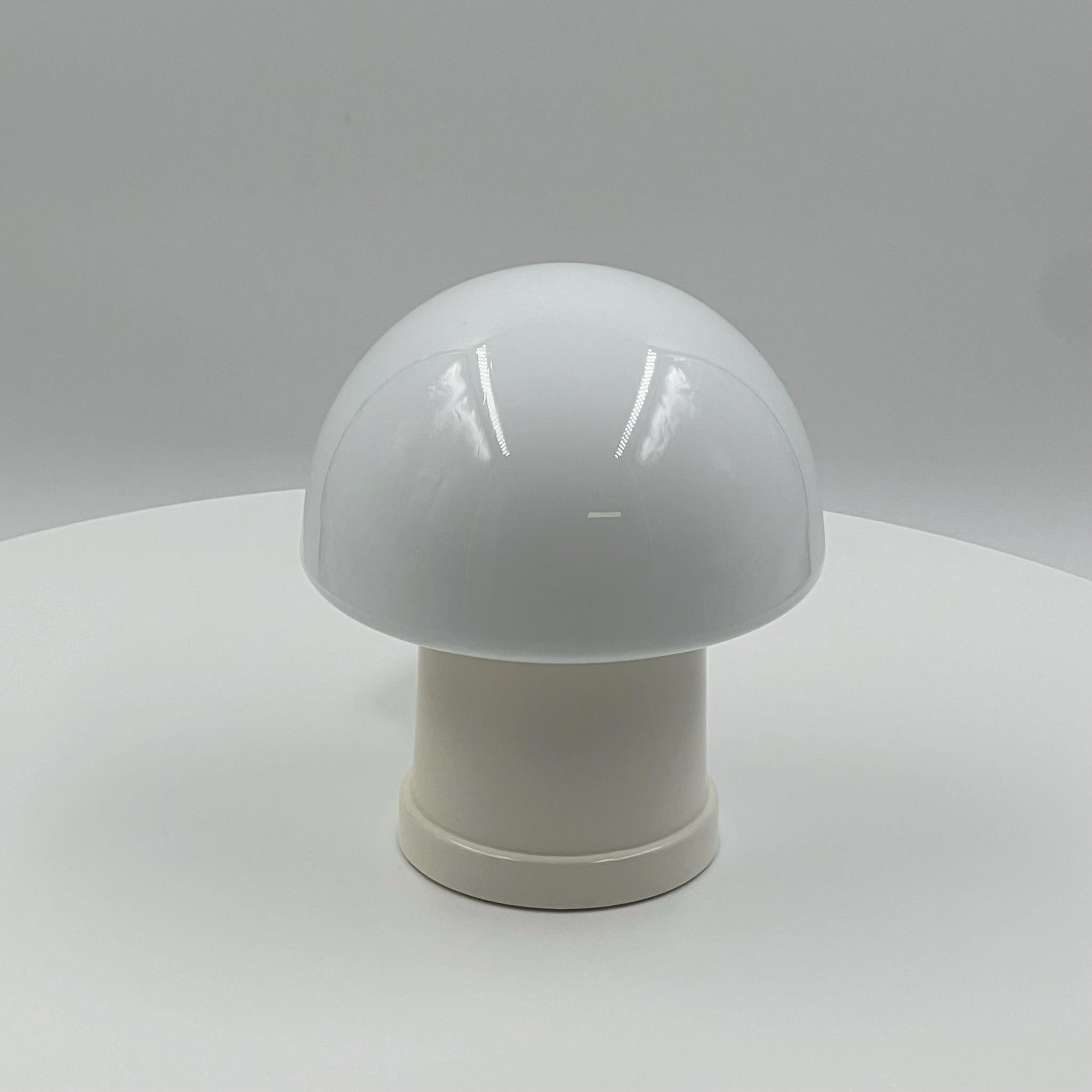 Donnez à votre espace un charme rétro grâce à cette superbe lampe champignon des années 70 fabriquée par Massive, en Belgique, dans les années 1970. Dotée de la forme emblématique de champignon qui incarne le design des années 70, cette lampe est un