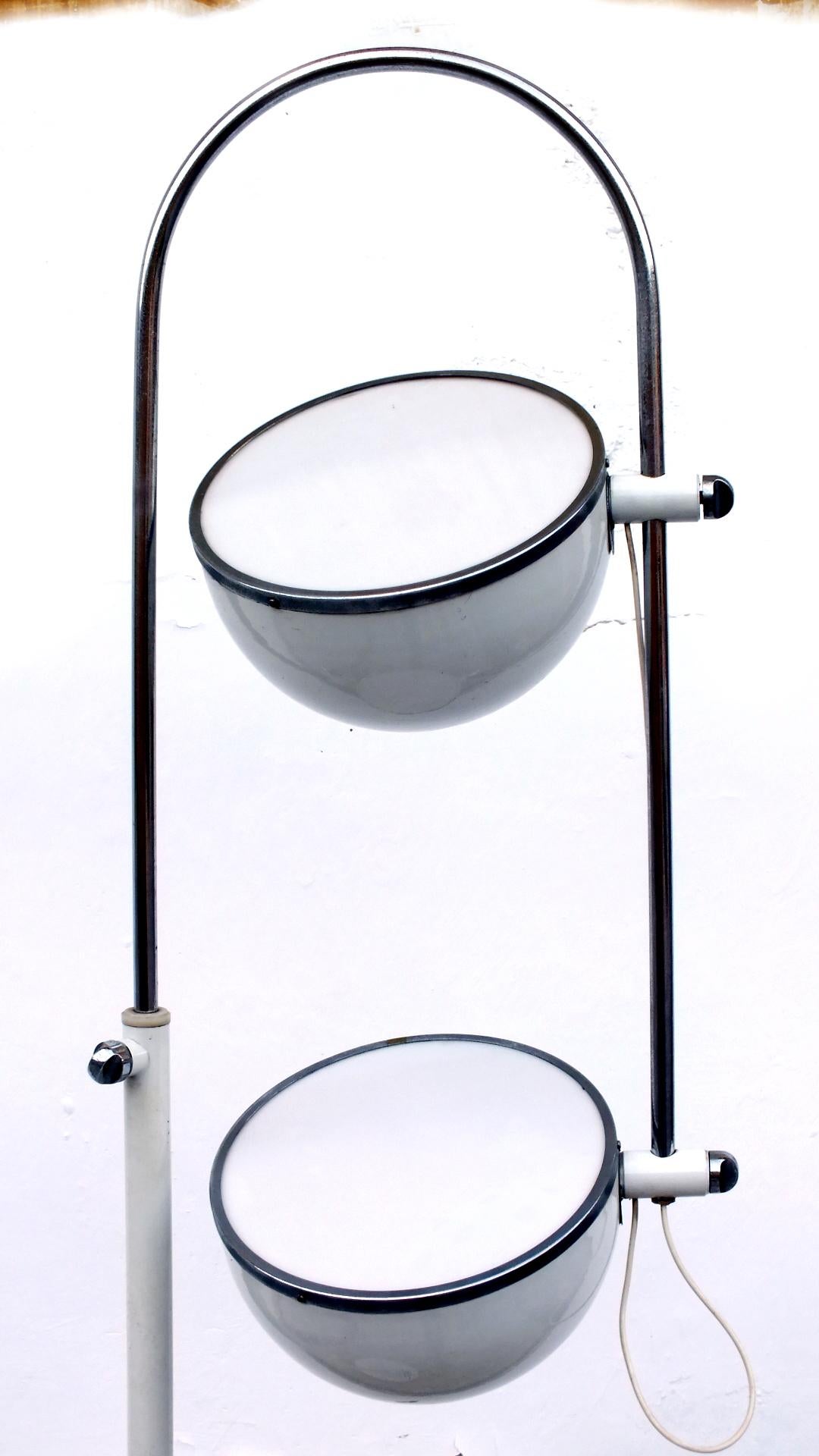 Métal Grand lampadaire italien de la production Stilux de l'ère spatiale, années 70 en vente