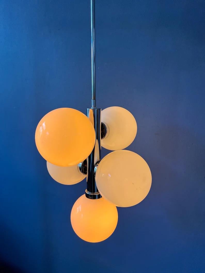 Lampe Sputnik de l'ère spatiale avec cinq abat-jours en verre opalin. Le cadre est en métal et en chrome. La lampe nécessite cinq ampoules E27/26 (standard).

Informations complémentaires :
Matériaux : Verre, métal
Période : 1970s
Dimensions : ø