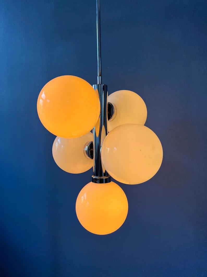 20ième siècle Lights 70s Sputnik Chrome Space A Space Lamp Suspension Opaline Glass Light Fixture en vente