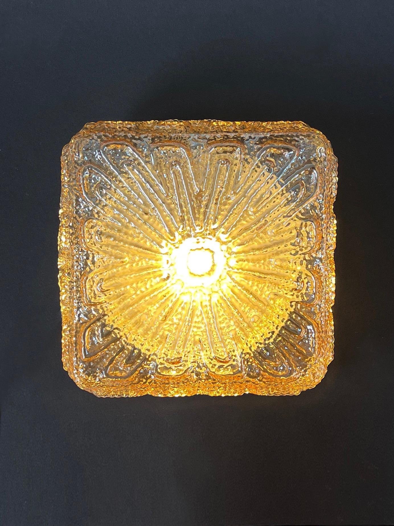 Lámpara de Pared o Plafón de Cristal de Lava Ámbar Cuadrado de los 70, by Massive Hecho a máquina en venta
