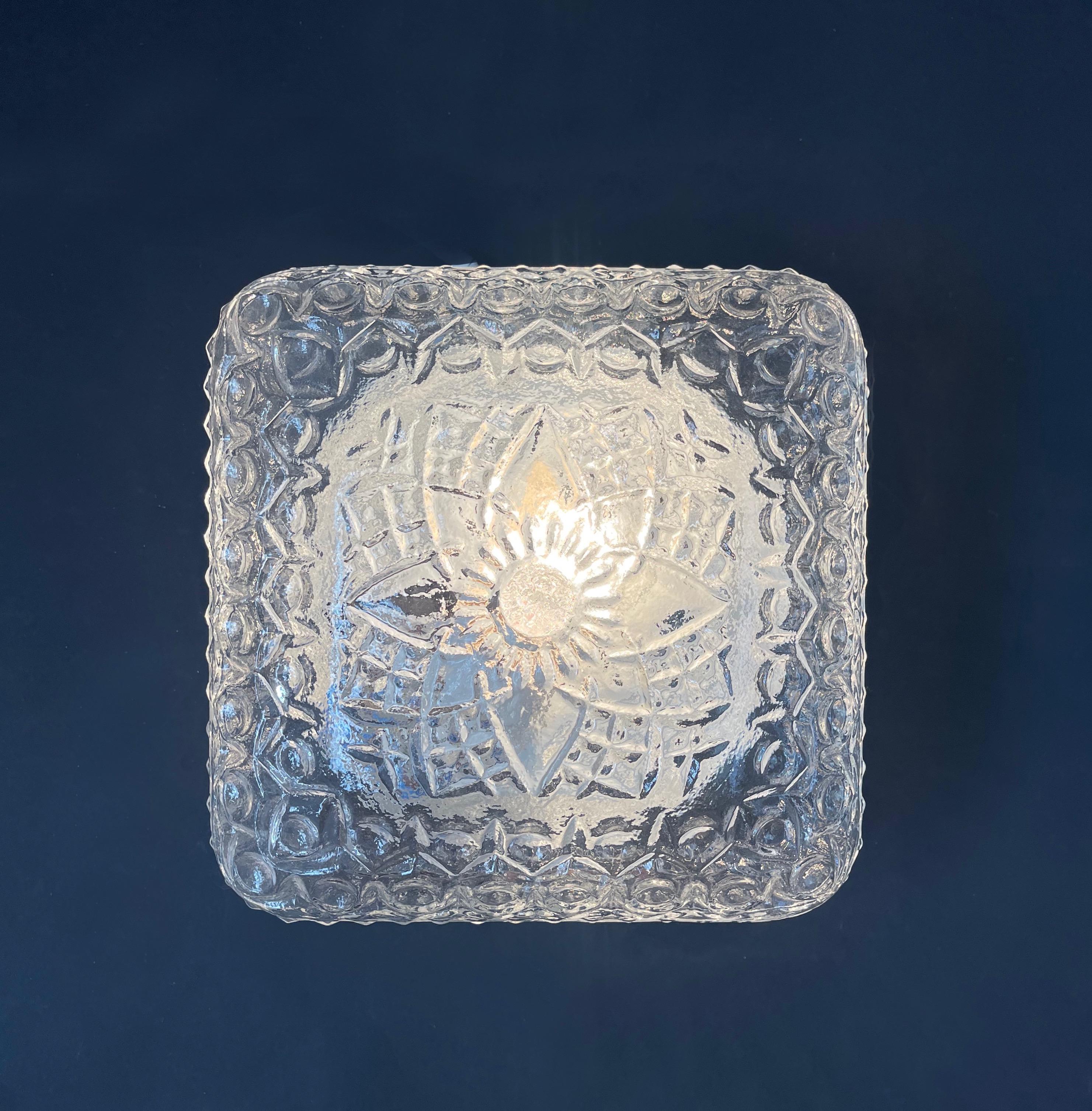 Lámpara de pared o plafón 70s Square White Floral Glas Flush, by Massive Hecho a máquina en venta