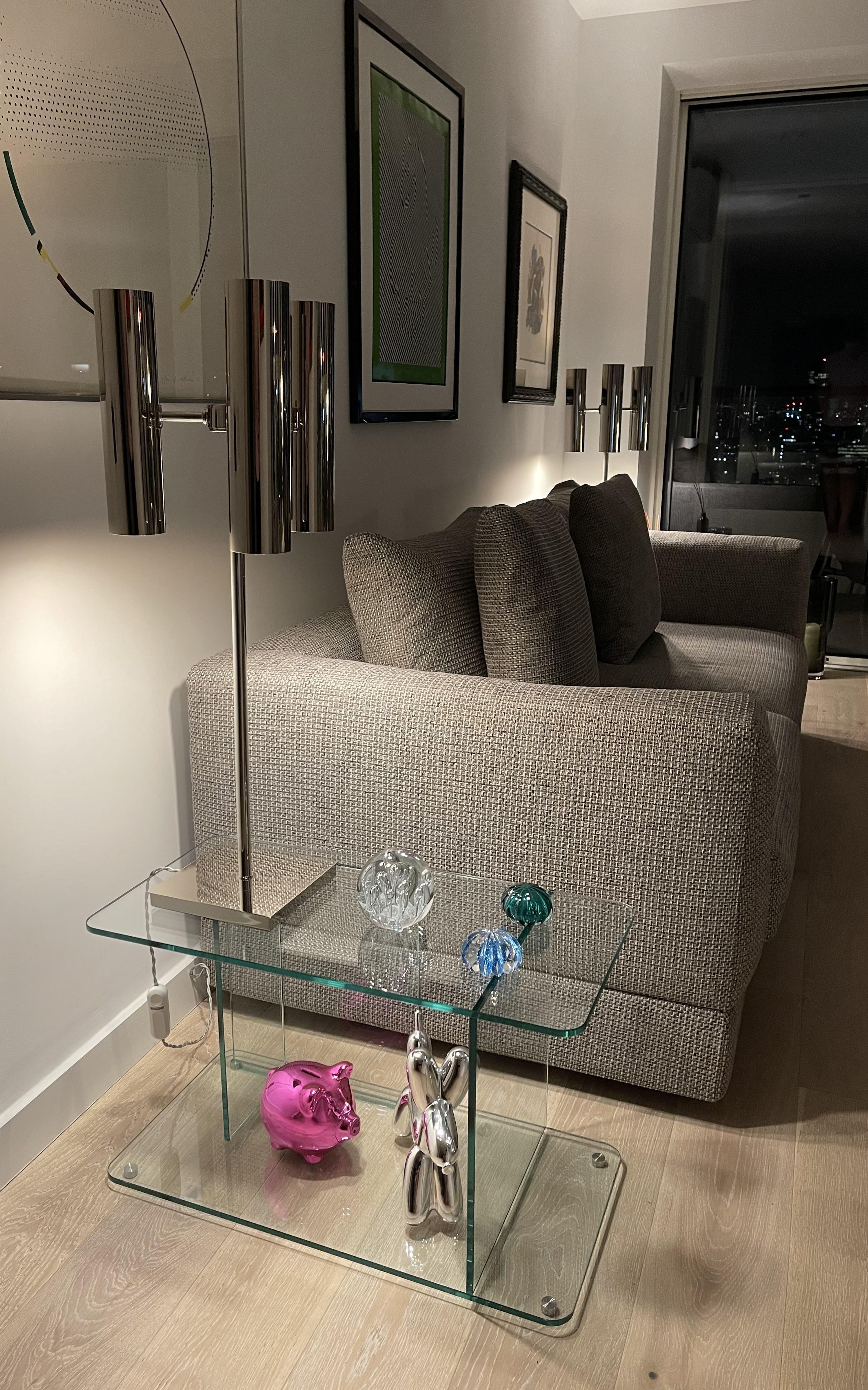 Diseñada y fabricada por Andrew Kornat Designs, esta lámpara de mesa moderna y futurista se inspira en los diseños de iluminación tubular de los años 70 que Andrew admira especialmente, sobre todo los diseños de Scolari de esa época con los que