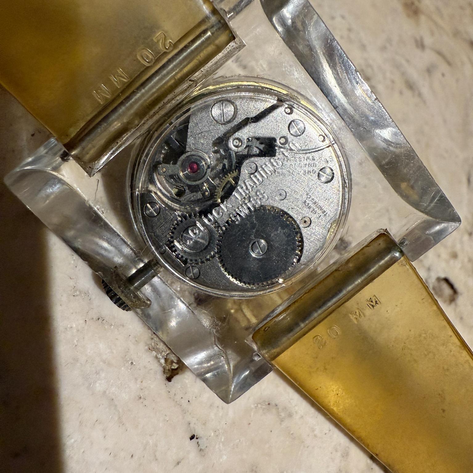 Milieu du XXe siècle Montre-bracelet mécanique Sutton Swiss Square Acrylic Lucite 70's en vente