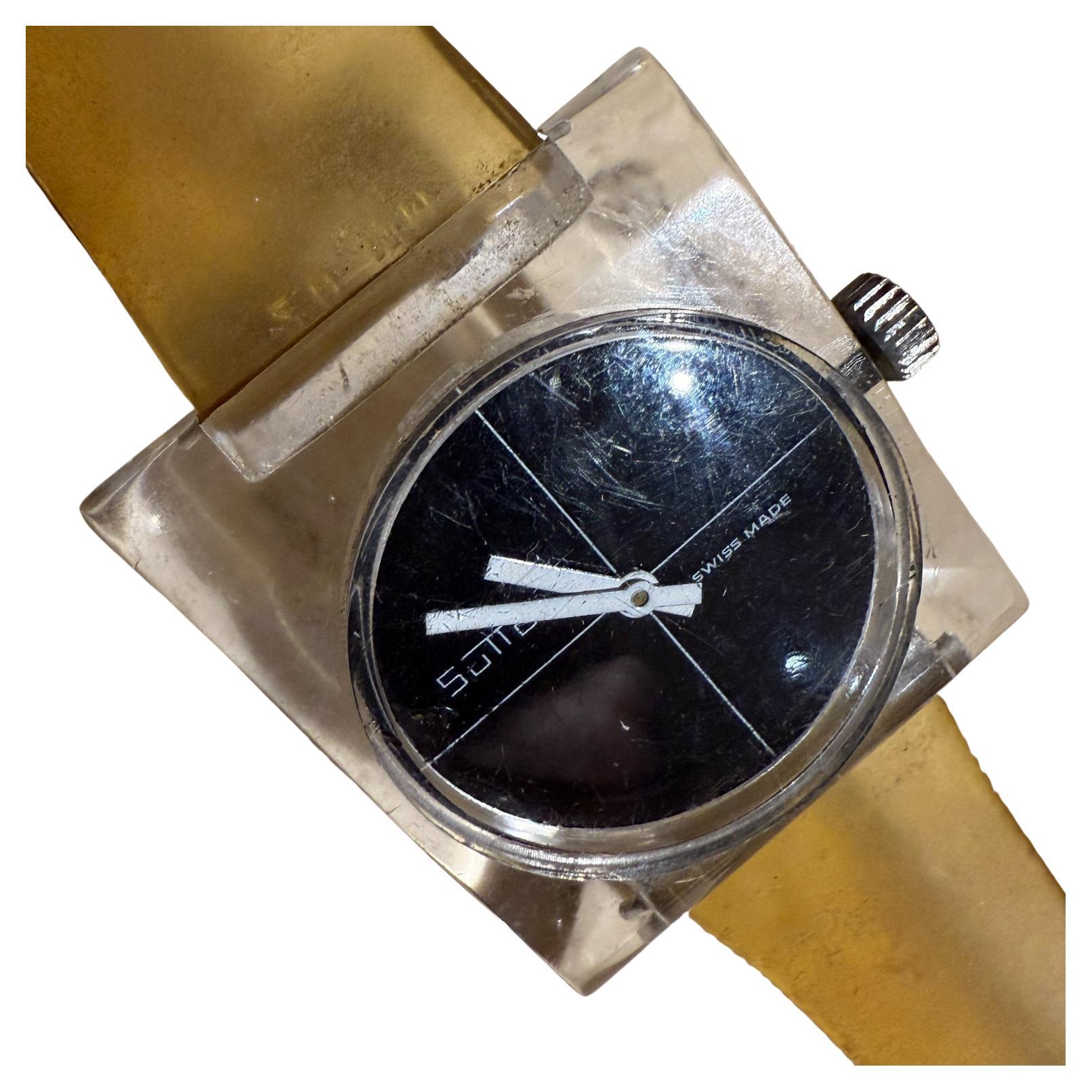 Pour votre considération, une montre-bracelet mécanique vintage Sutton carrée en acrylique lucite. Suisse circa  les années 70. 

Dimensions : 9L x 1.38nW x .38 Thick, x 1.38 H

N'hésitez pas à jeter un coup d'œil à nos annonces, nous avons une