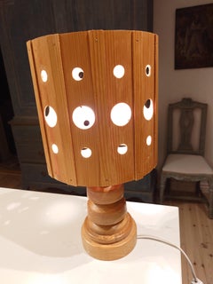 Lampada da tavolo svedese anni '70 in legno di pino metà secolo moderno