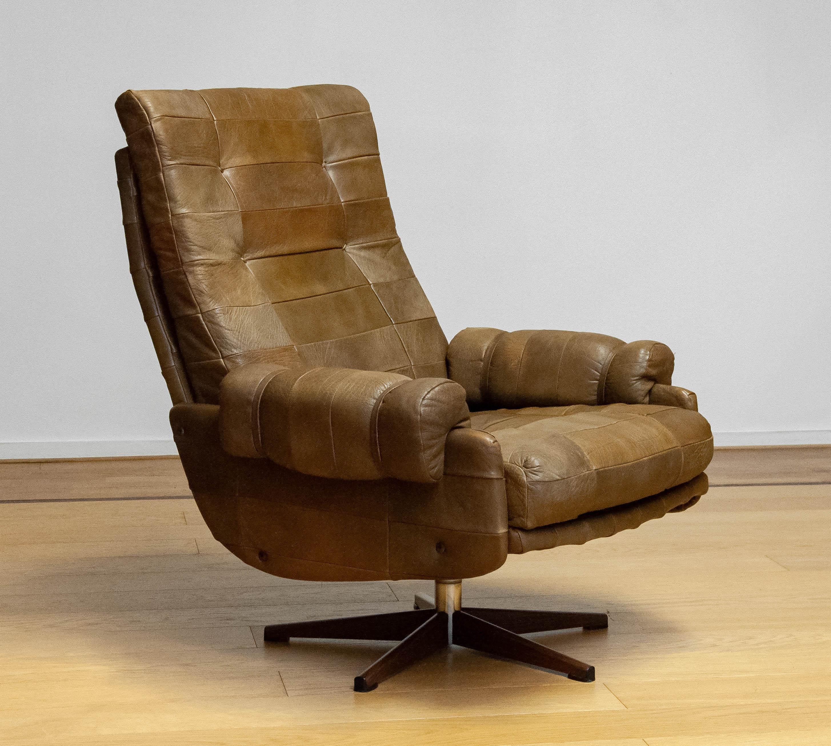 Äußerst bequemer Drehstuhl von Arne Norell für Norell Möbler AB in Schweden. Der Stuhl ist mit schönem und robustem olivgrünen (Patchwork-) Büffelleder gepolstert. Der Stuhl stützt sehr gut und ist wie geschaffen für lange Sitz-/Ruhephasen (Filme