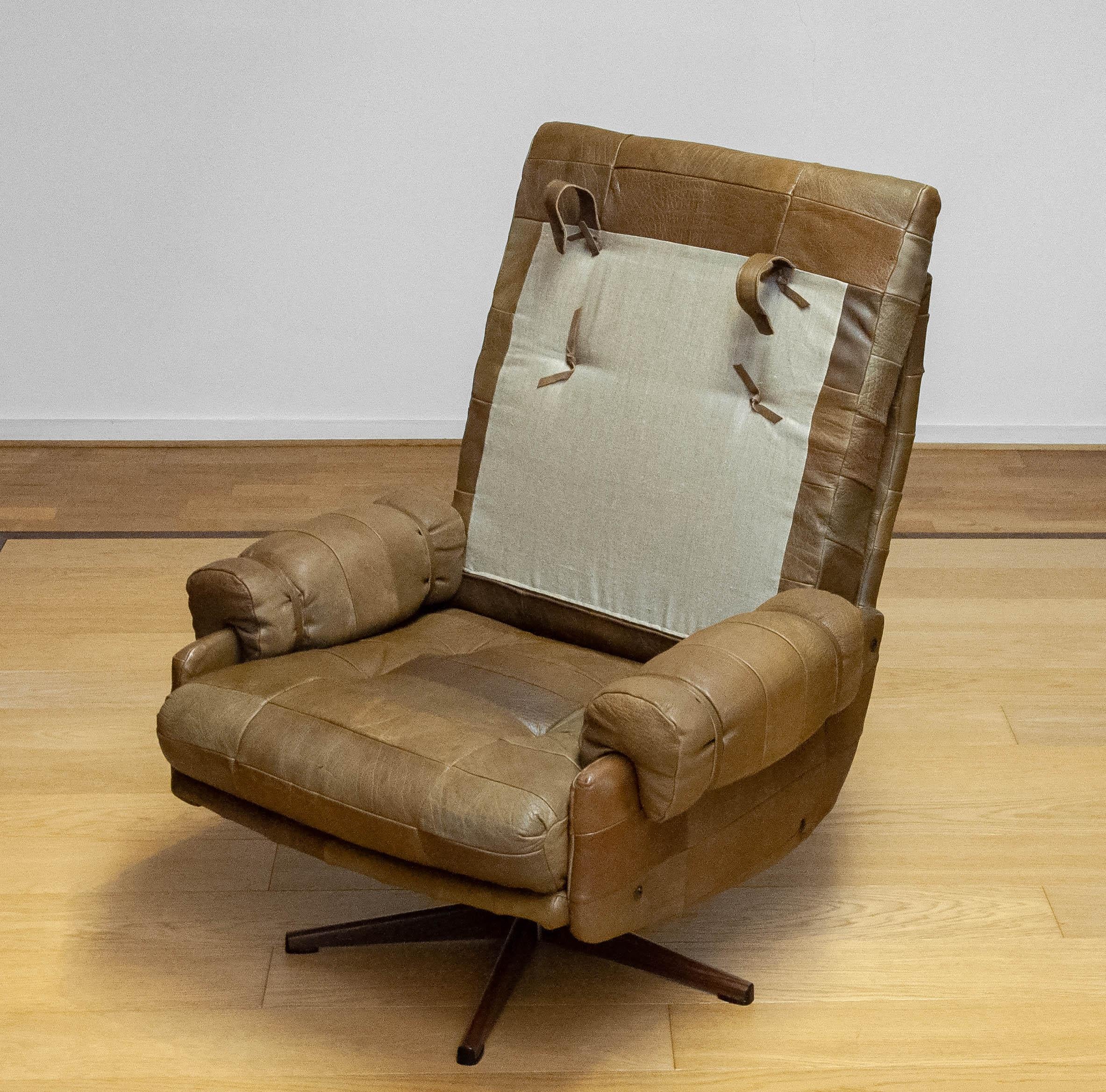Chaise pivotante des années 70 par Arne Norell Möbel AB en cuir patchwork robuste vert olive en vente 3