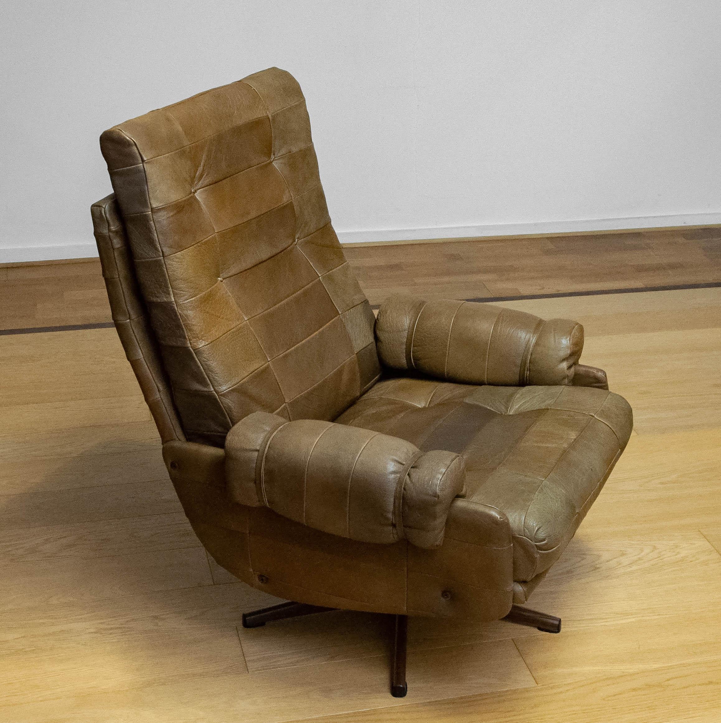 70s Swivel Chair By Arne Norell Möbel AB In Sturdy Olive Green Patchwork Leather im Angebot 8