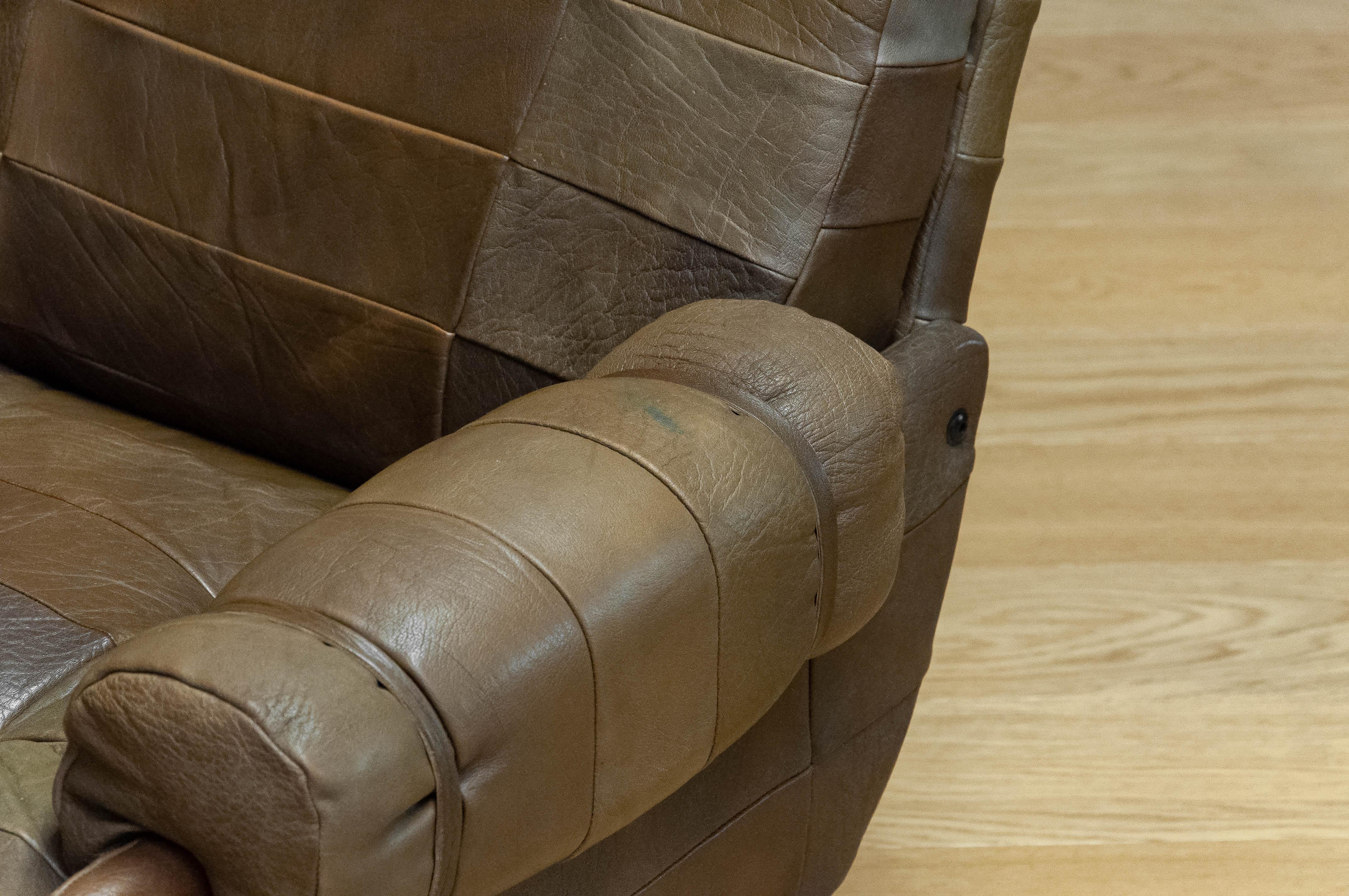 70s Swivel Chair By Arne Norell Möbel AB In Sturdy Olive Green Patchwork Leather im Angebot 9