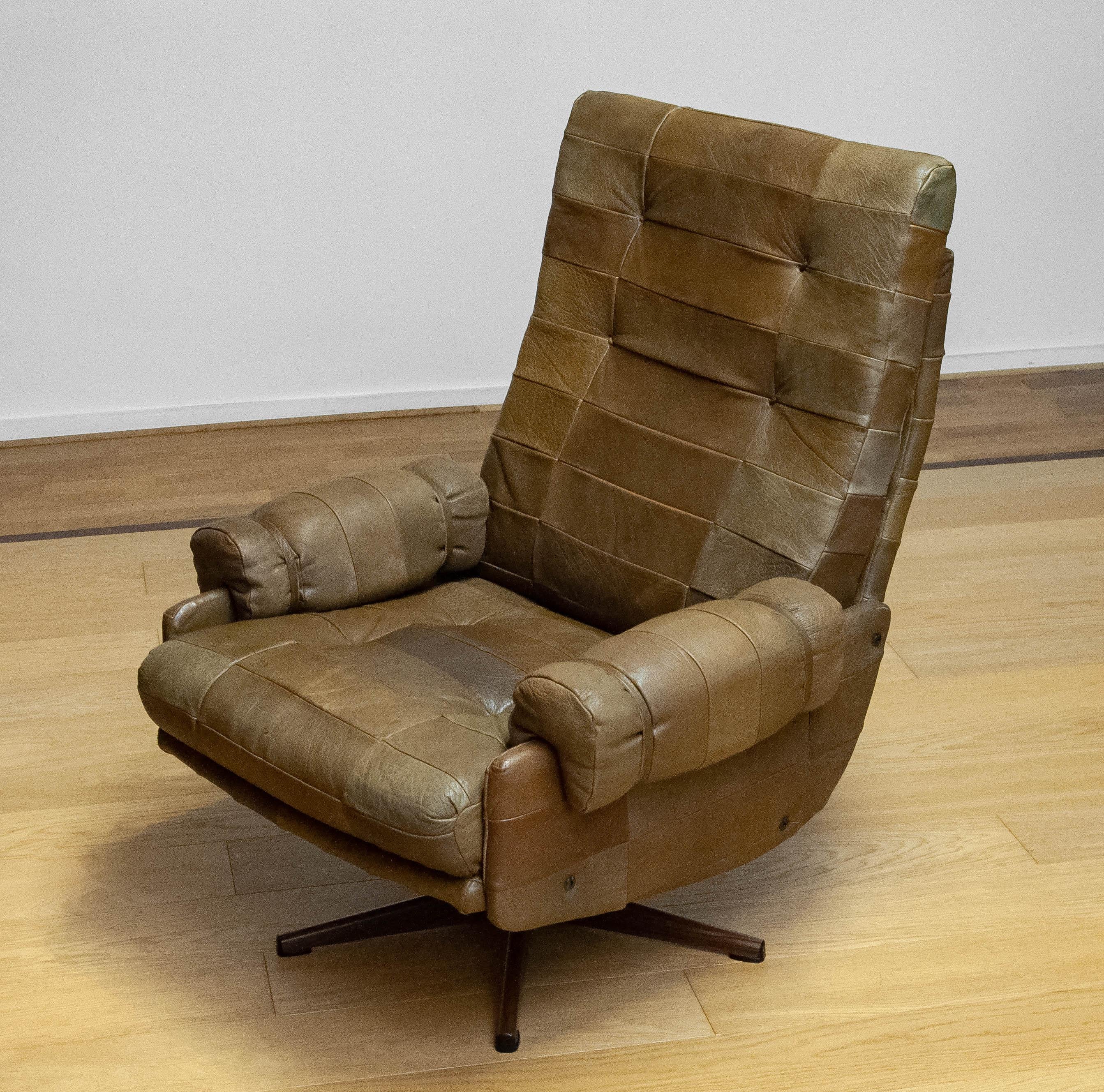 Scandinavian Modern 70s Swivel Chair By Arne Norell Möbel AB In Sturdy Olive Green Patchwork Leather For Sale