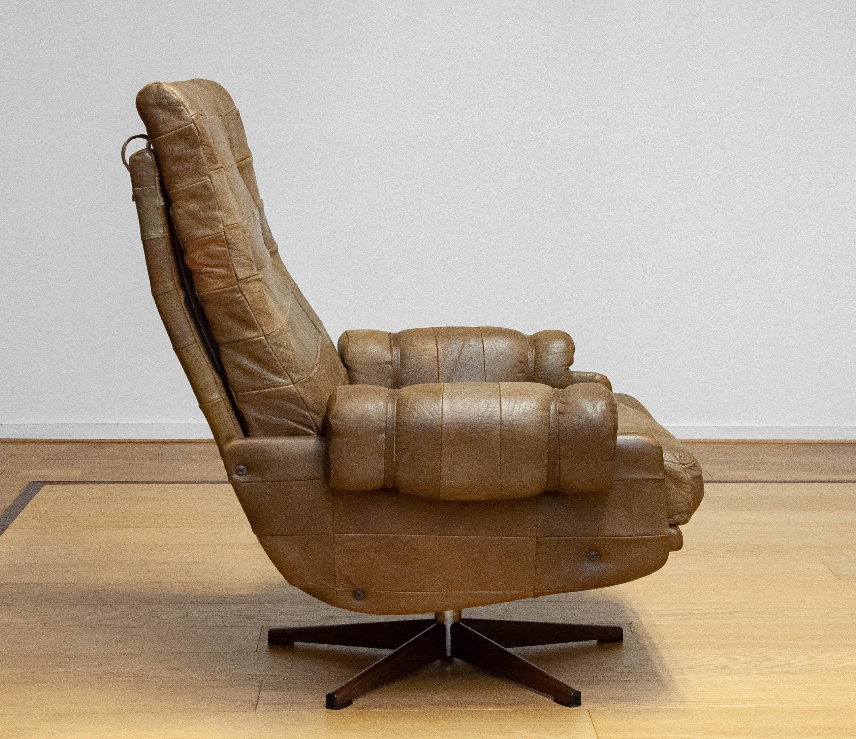 70s Swivel Chair By Arne Norell Möbel AB In Sturdy Olive Green Patchwork Leather (Skandinavische Moderne) im Angebot