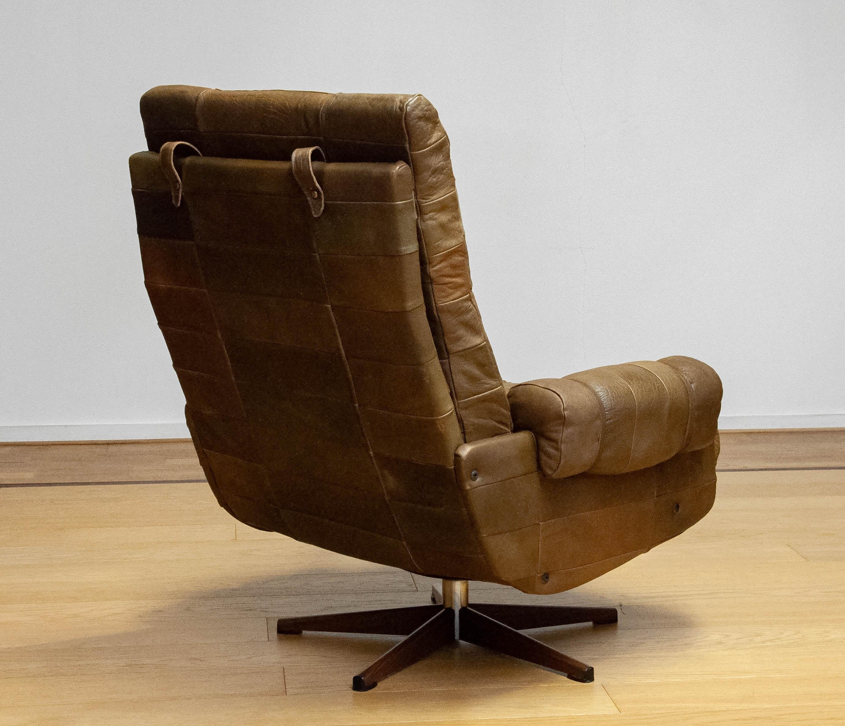 70s Swivel Chair By Arne Norell Möbel AB In Sturdy Olive Green Patchwork Leather (Schwedisch) im Angebot