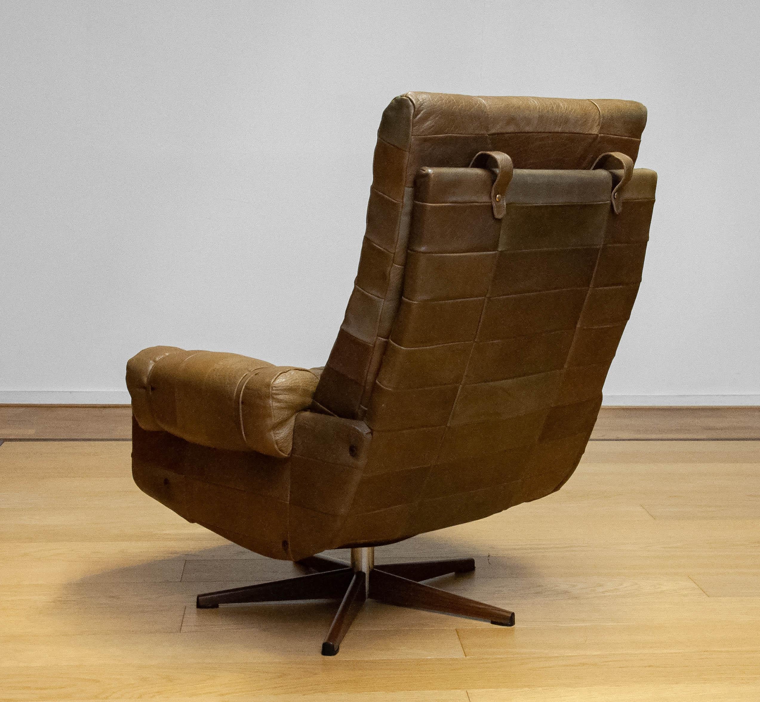 Chaise pivotante des années 70 par Arne Norell Möbel AB en cuir patchwork robuste vert olive Bon état - En vente à Silvolde, Gelderland