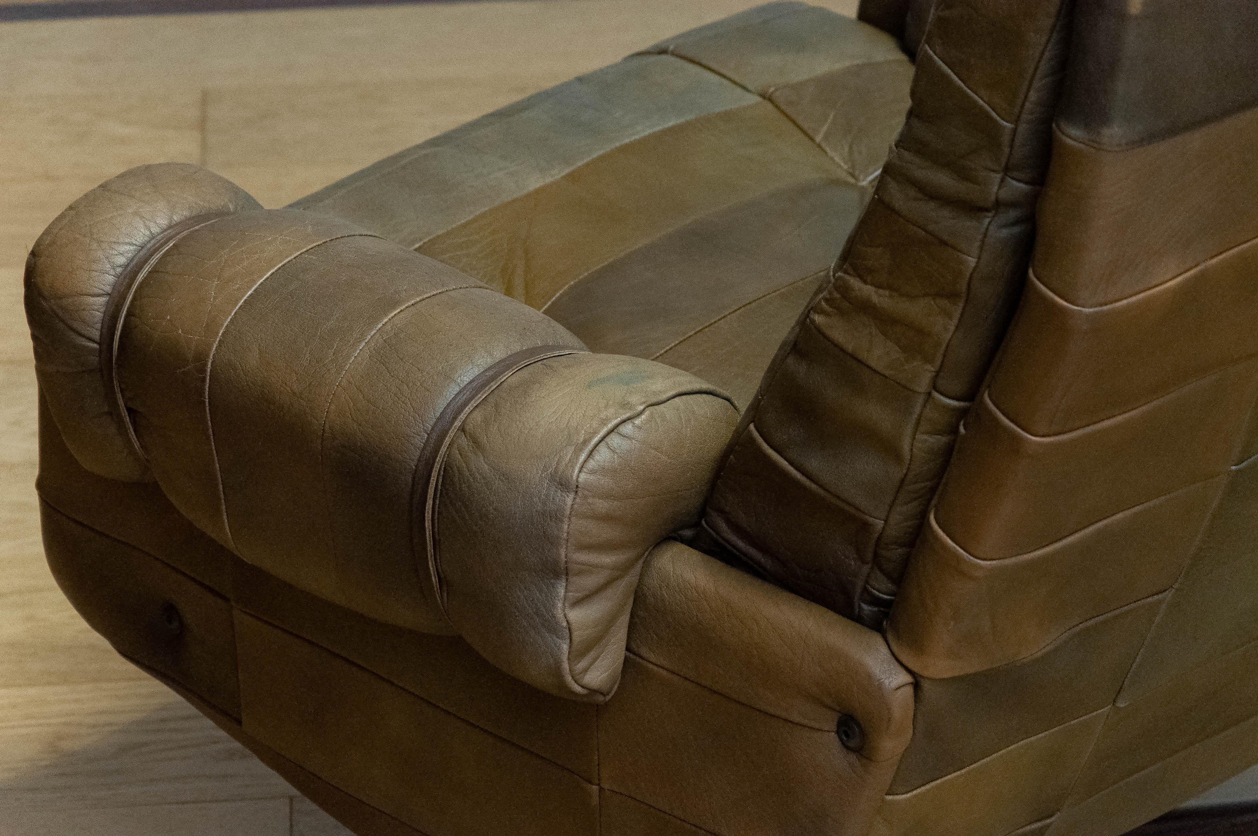 70s Swivel Chair By Arne Norell Möbel AB In Sturdy Olive Green Patchwork Leather (Ende des 20. Jahrhunderts) im Angebot