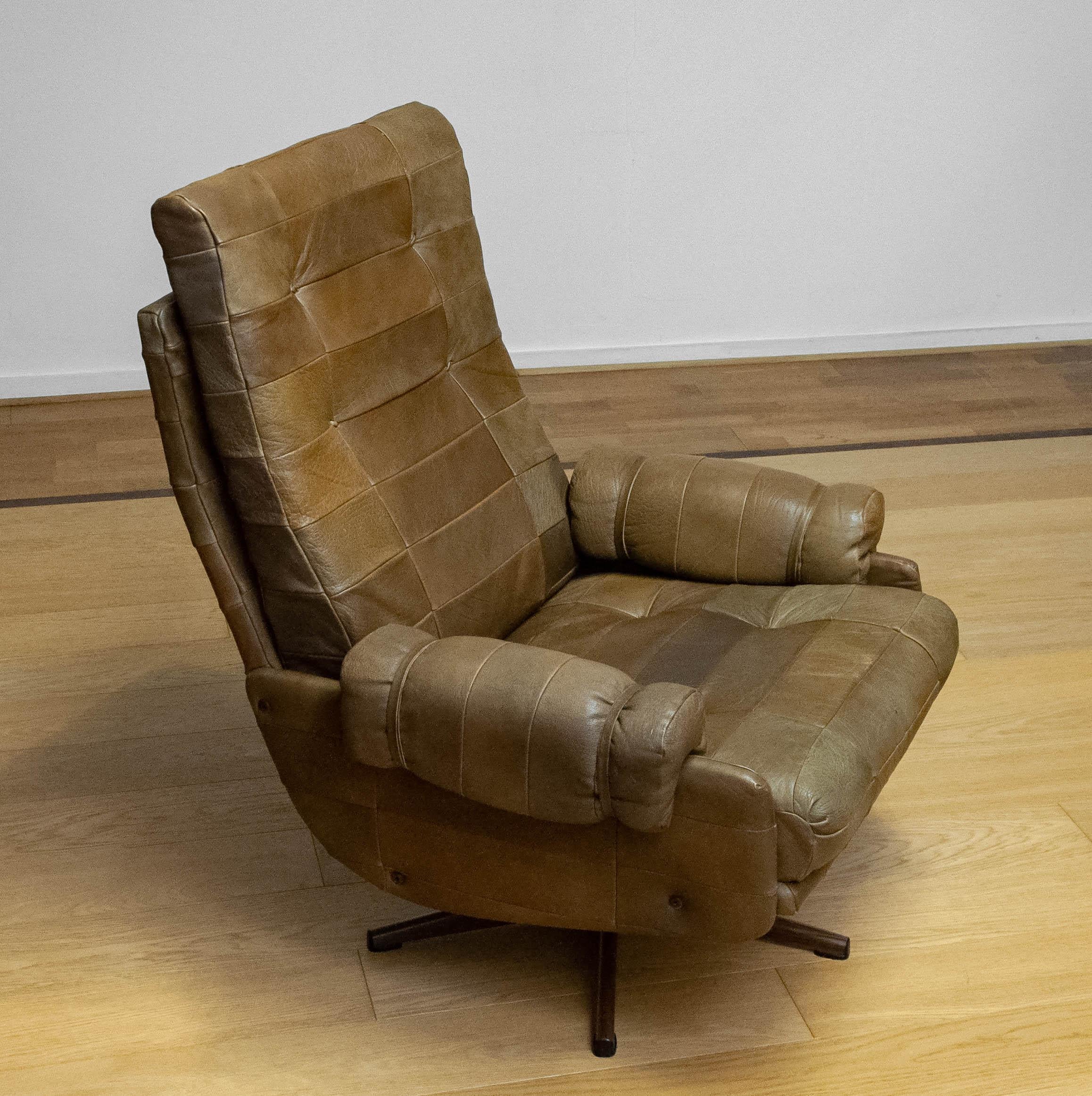 70s Swivel Chair By Arne Norell Möbel AB In Sturdy Olive Green Patchwork Leather For Sale 1