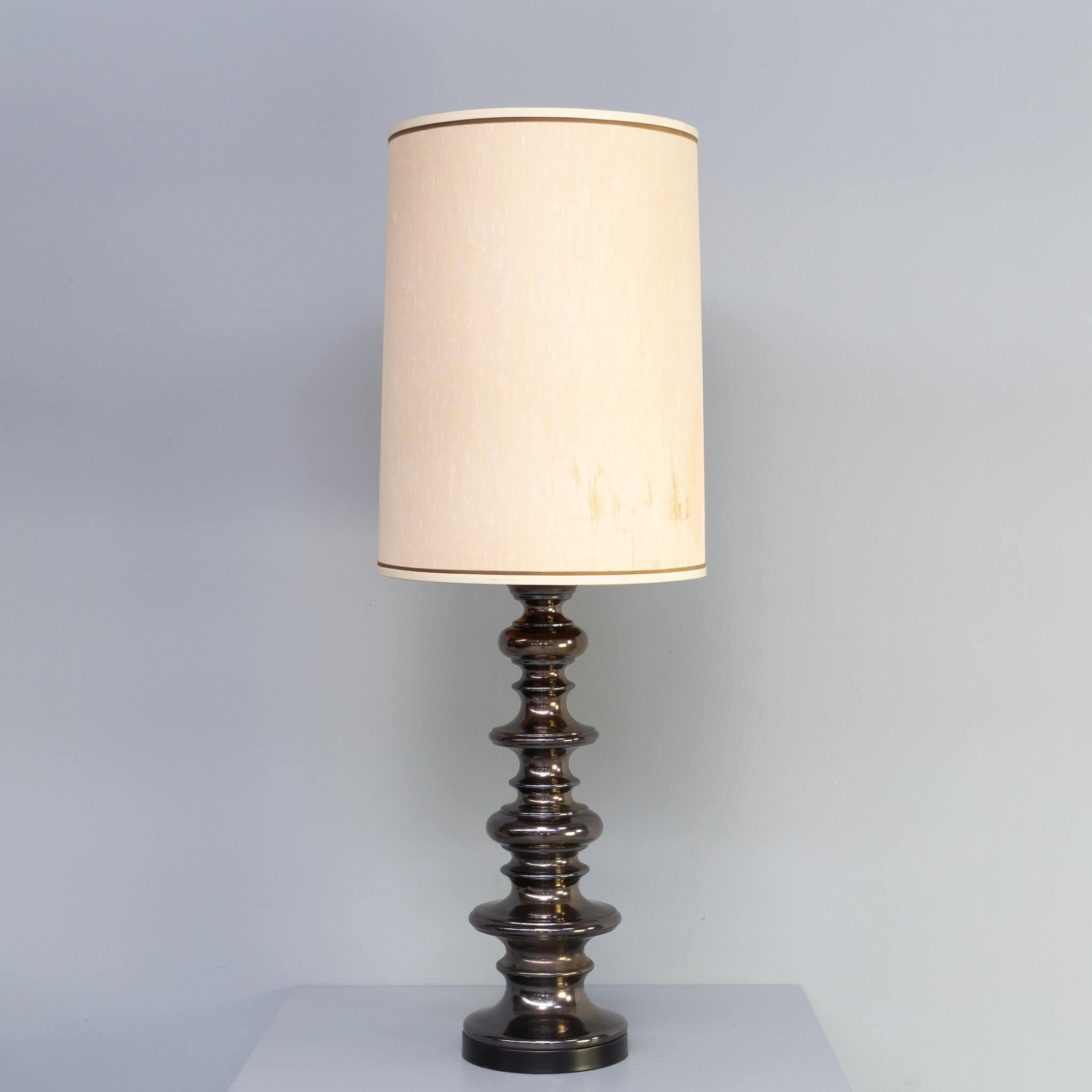 German company Kaiser Leuchten designed a range of floorlamps with piled round shapes. Well known are the metal and ceramic designs, this piece is in metal-look ceramic and a rare bulb fitting. The hood is in nice vintage condition, the lamp works