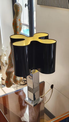 70er Jahre Tischlampe - Frankreich - Metallfuß und Lampenschirm schwarzer Kunststoff thermogeformt