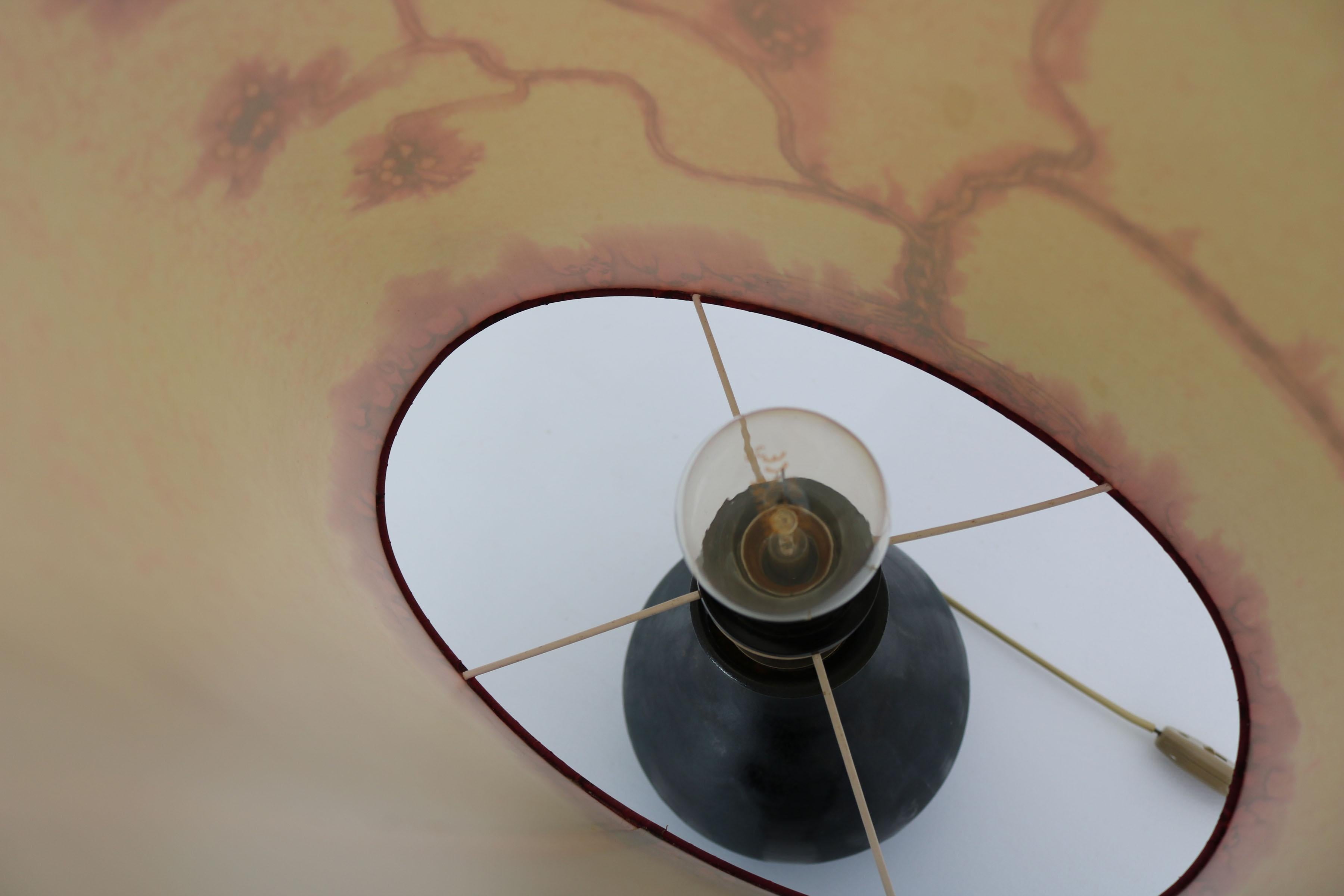 Lampe de table des années 70 avec base en céramique noire et abat-jour recouvert de soie  en vente 5