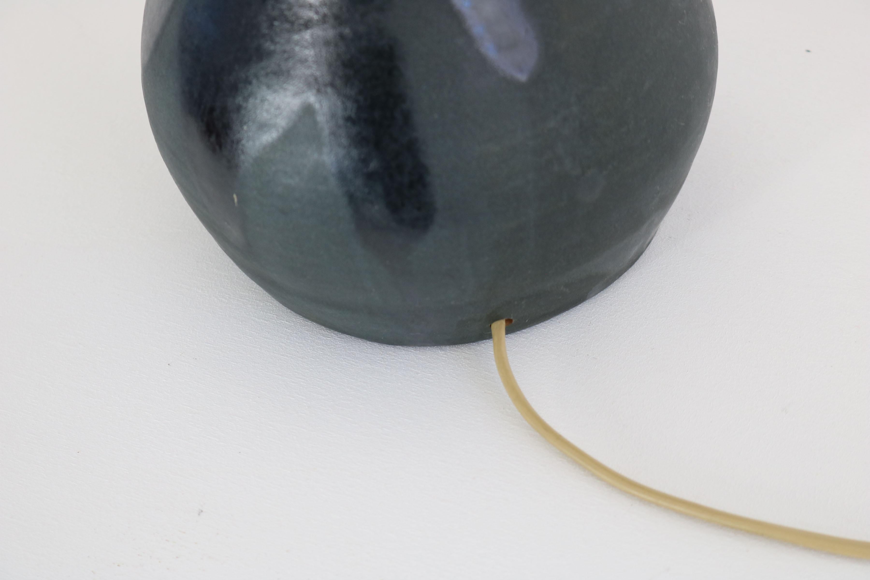 Lampe de table des années 70 avec base en céramique noire et abat-jour recouvert de soie  en vente 1