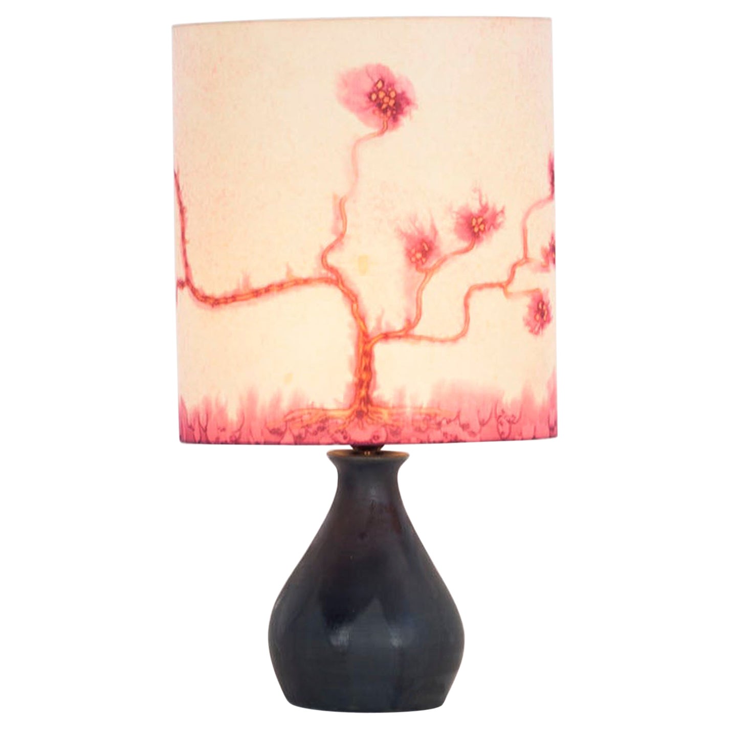70er Jahre Tischlampe mit schwarzem Keramiksockel und seidenbezogenem Lampenschirm
