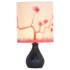 70er Jahre Tischlampe mit schwarzem Keramiksockel und seidenbezogenem Lampenschirm