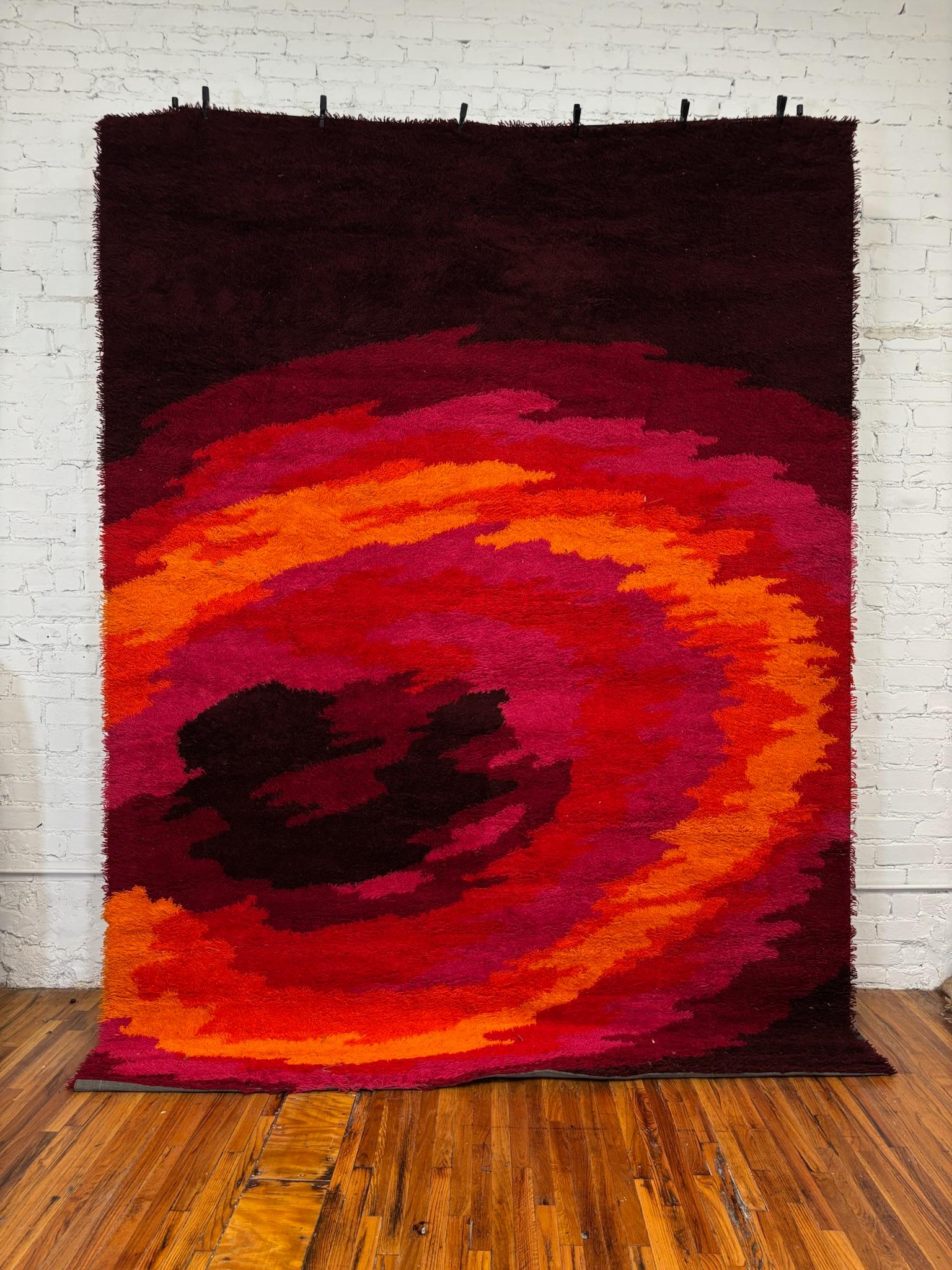 Tappeto THOR anni '70 Borgogna Arancione Rosa Tramonto Contemporaneo INUTILIZZATO Rya Mid Century In condizioni ottime in vendita a Los Angeles, CA