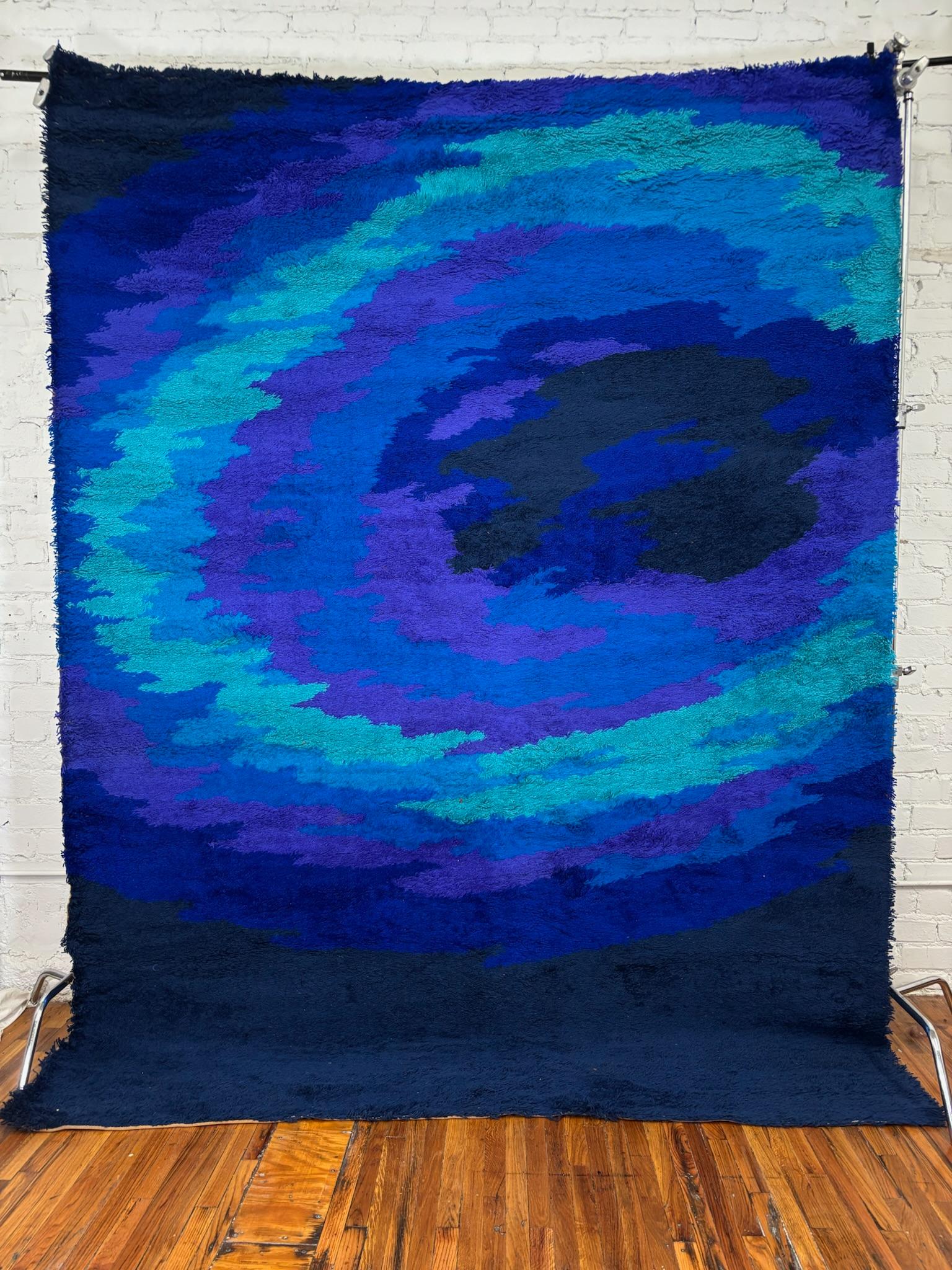 70er Jahre THOR Marineblau Lila Sonnenuntergang Zeitgenössische UNGEBRAUCHTE Rya Teppich Mid Century Wolle im Zustand „Hervorragend“ im Angebot in Los Angeles, CA