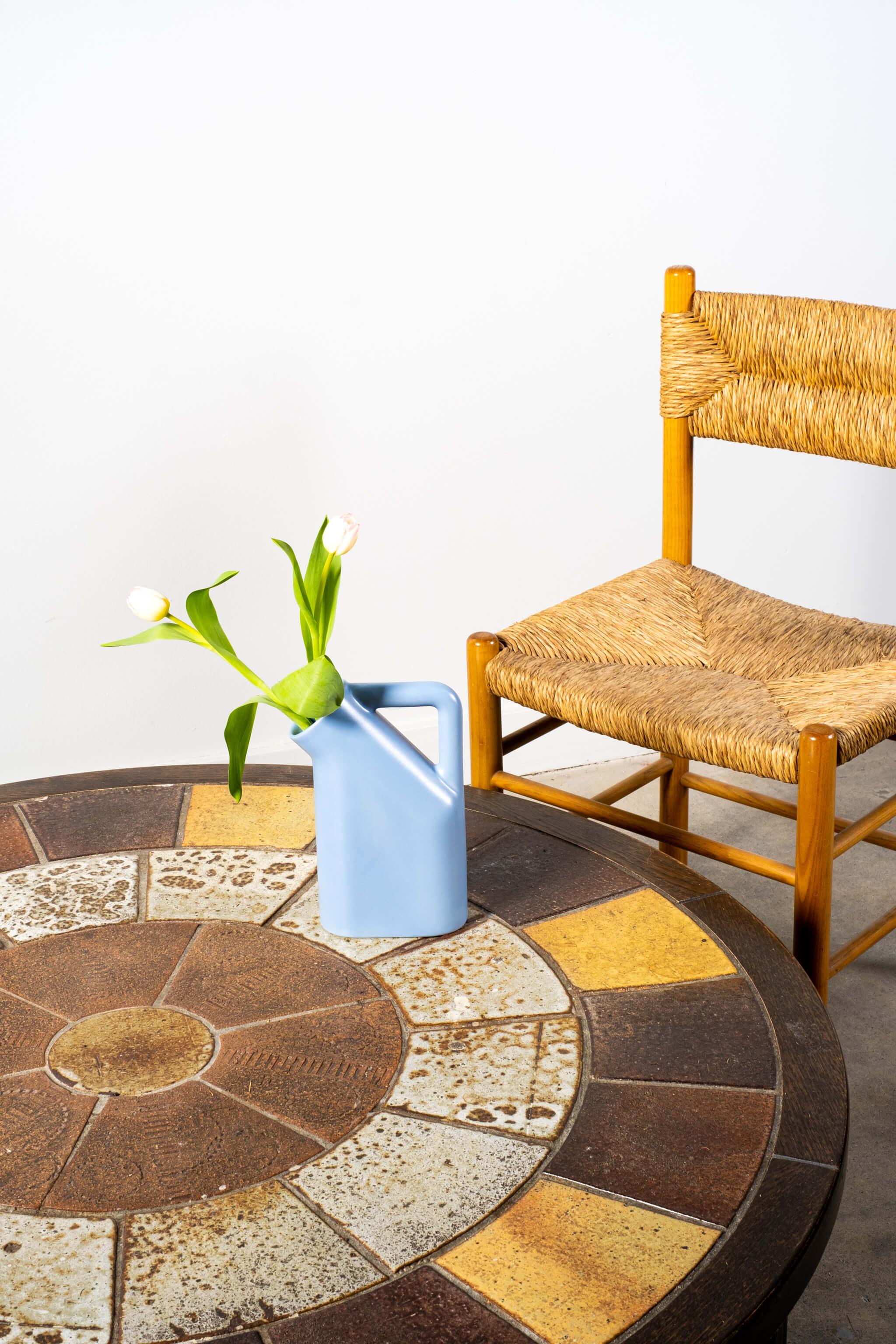 Table en bois de chêne massif avec incrustation de carreaux de céramique faits à la main, conçue par l'artiste designer danois Tue Poulsen pour Haslev Mobelsnedkeri. Forte, organique et rustique.