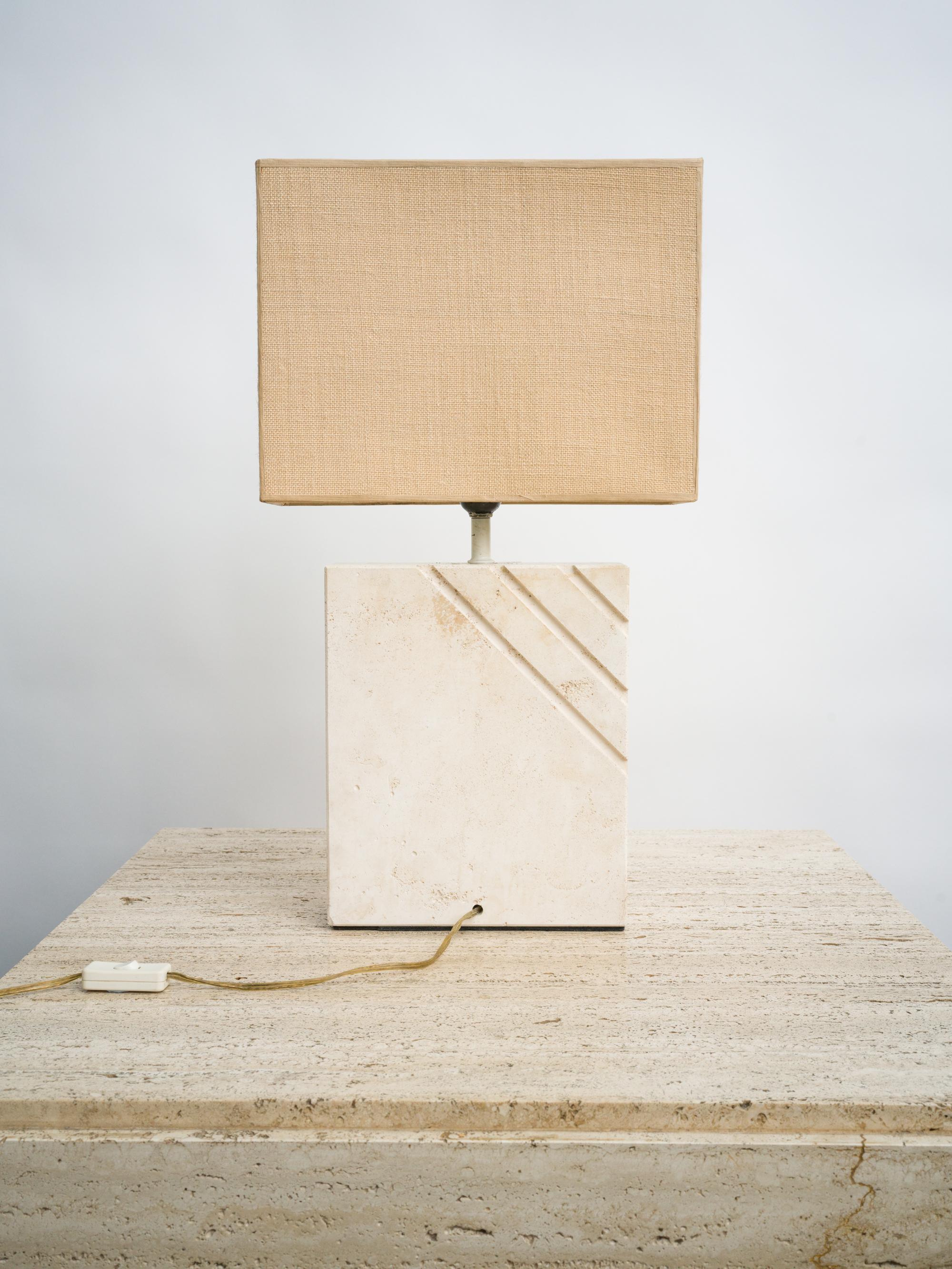 Lampe de table en travertin des années 70 avec abat-jour rectangulaire. Bon état - En vente à Athens, Attiki