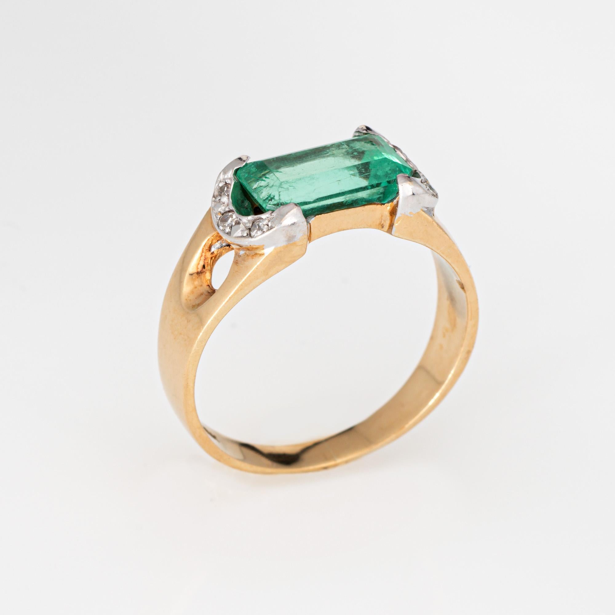 Elegante anillo vintage de esmeraldas y diamantes (circa años 70) elaborado en oro amarillo de 18 quilates. 

La esmeralda talla esmeralda mide 10 mm x 6 mm (estimado en 1,75 quilates). Seis diamantes suman un total estimado de 0,03 quilates (color