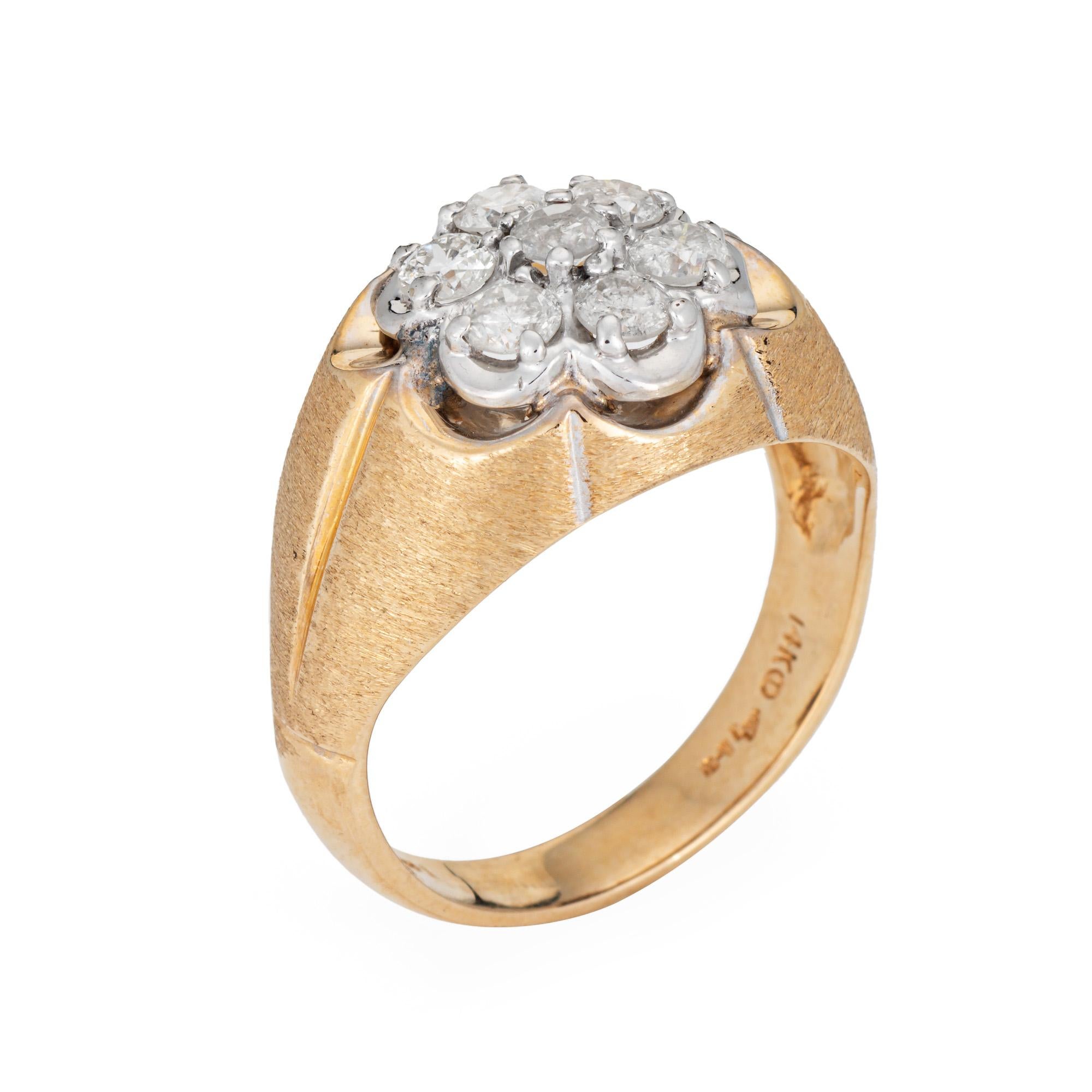 Stilvoller Diamantring aus 14 Karat Gelbgold (ca. 1970er Jahre). 

7 runde Diamanten im Brillantschliff mit einem Gesamtgewicht von schätzungsweise 1 Karat (geschätzte Farbe: I-J und Reinheit: I1-3). 

Der Ring ist in einem Cluster-Design gefasst
