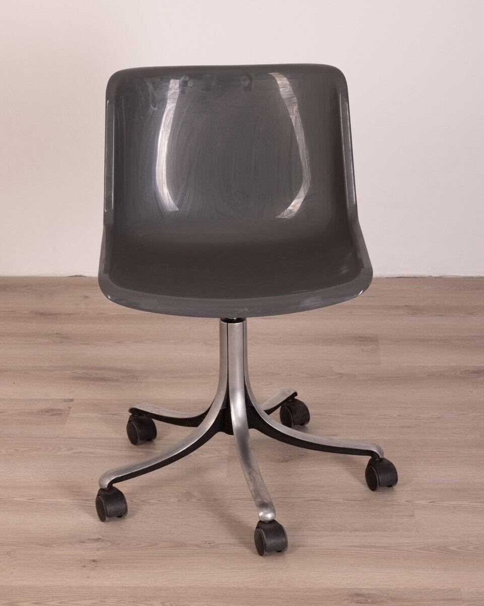 Chair with swivel wheels and chromed metal legs, height-adjustable gray plastic seat.
Modus model, design Osvaldo Borsani for Tecno, 1970s.

Conditions: In good condition, working, they may show signs of wear due to time.

Dimensions: Height 72