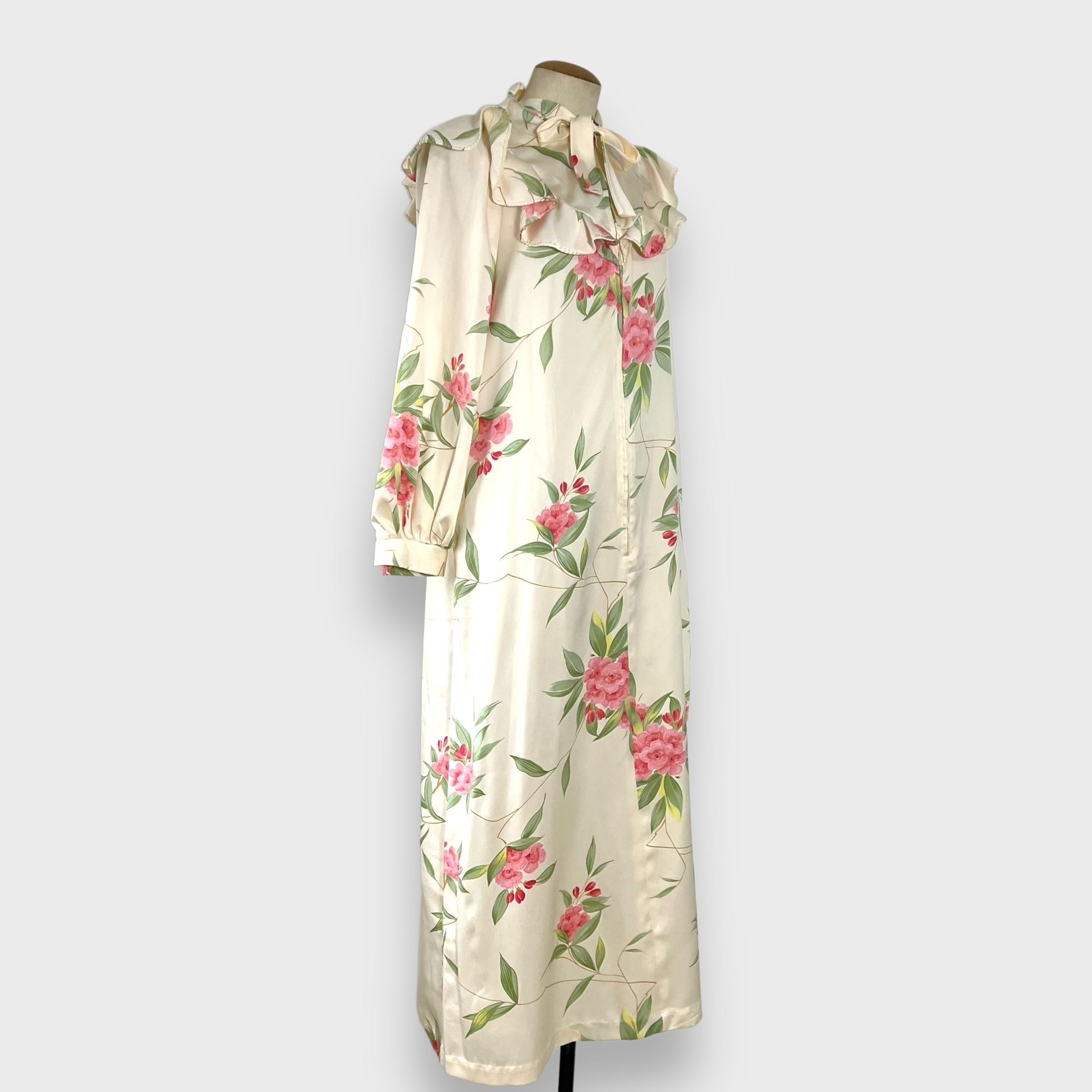 In den 1970er Jahren war Dior in der Welt der Luxusmode sehr präsent, und die Collaboration mit Neiman Marcus war ein bemerkenswerter Aspekt dieser Ära. Neiman Marcus, ein führendes amerikanisches Kaufhaus, präsentierte die exquisiten Entwürfe von