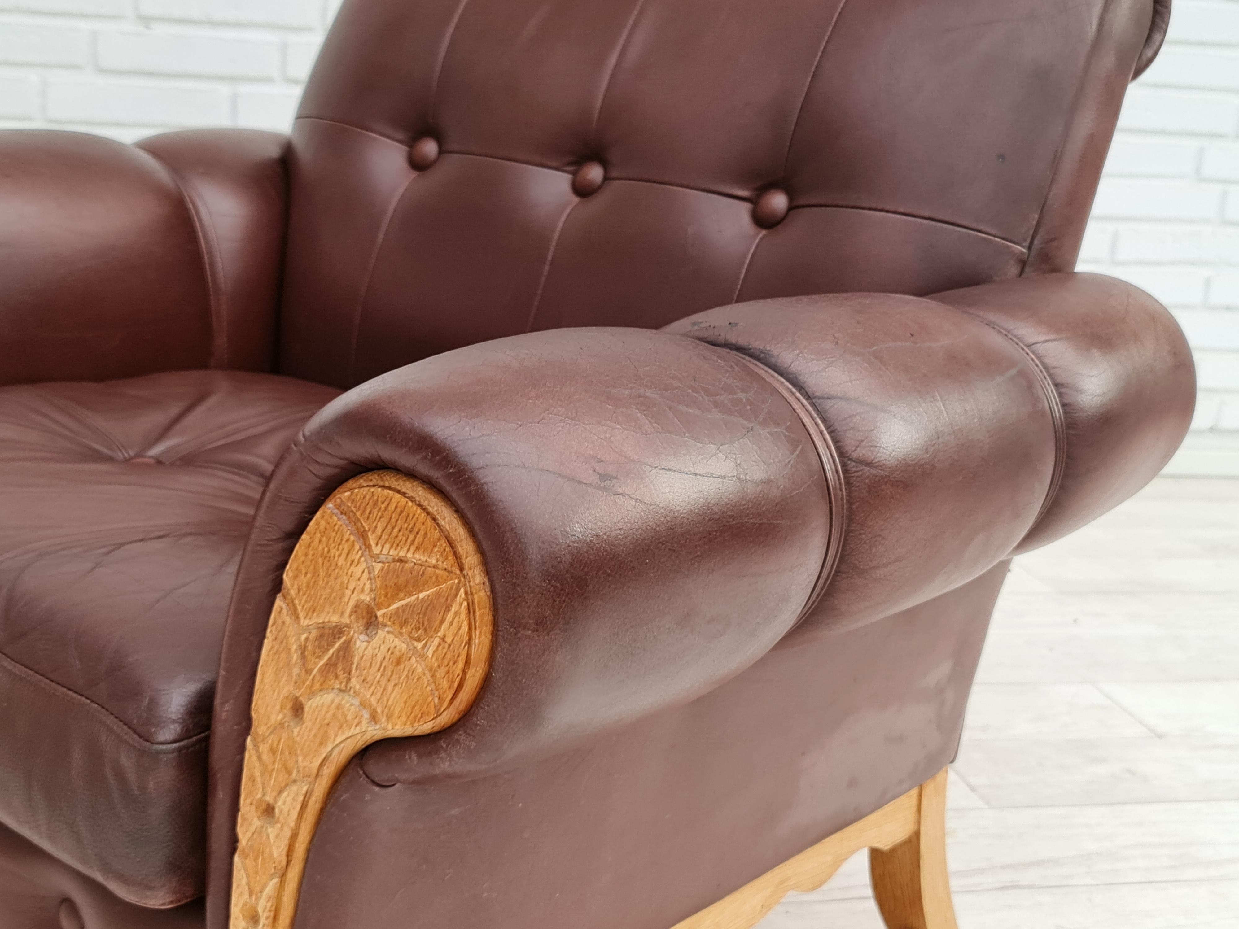 Chaise longue vintage de conception danoise. Fabriqué vers 1970 par un fabricant de meubles danois. Sellerie originale en bon état, pas de taches, pas d'odeurs. Signes normaux d'usure, patine. Cuir brun, coussin d'assise non fixé. Construction des